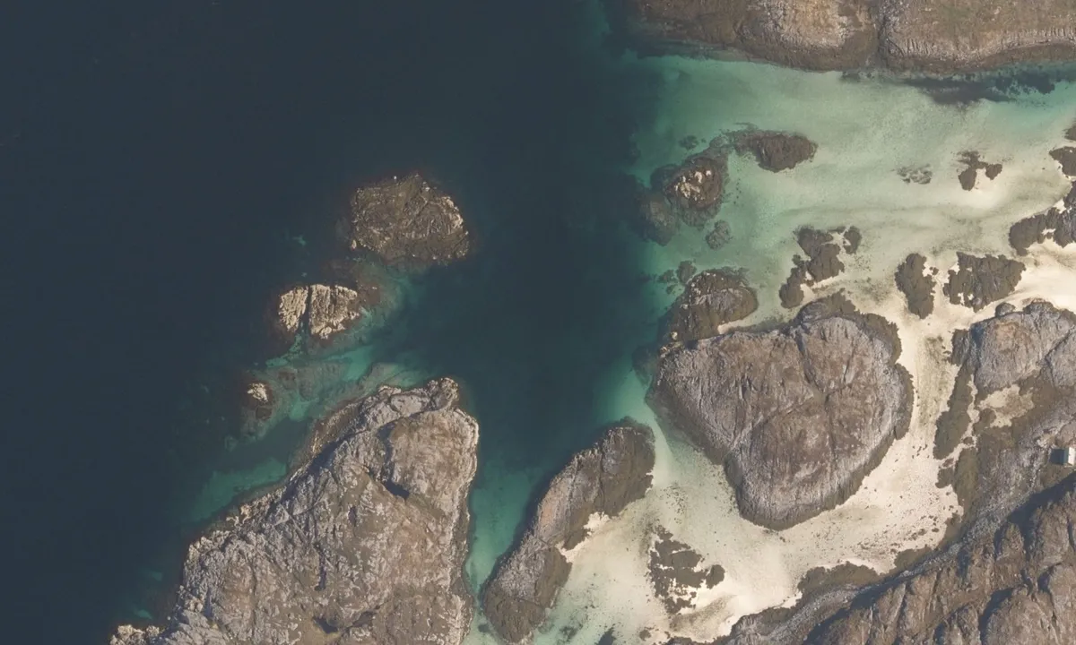 Flyfoto av Slåttøya