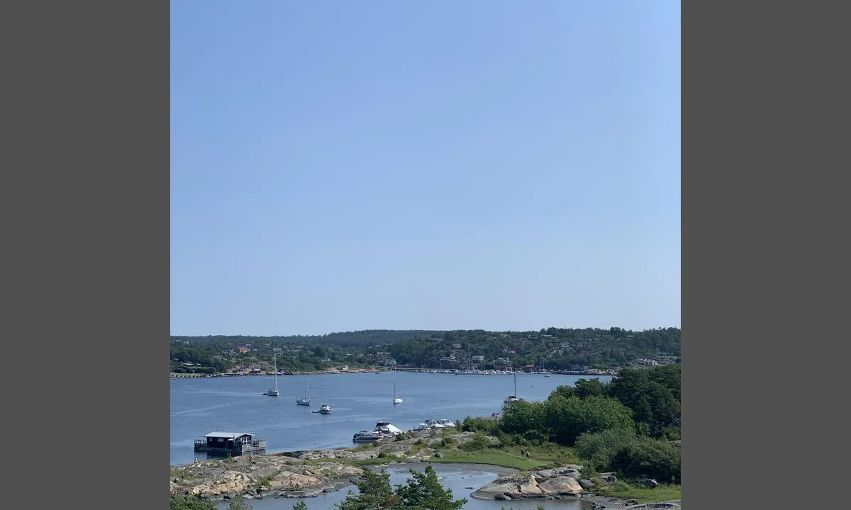 Slevikkilen: Bilde fra landsiden mot naturhavna. Mange foretrekker å ankre opp ute i bukta. Alltid fått greit ankerfeste her.