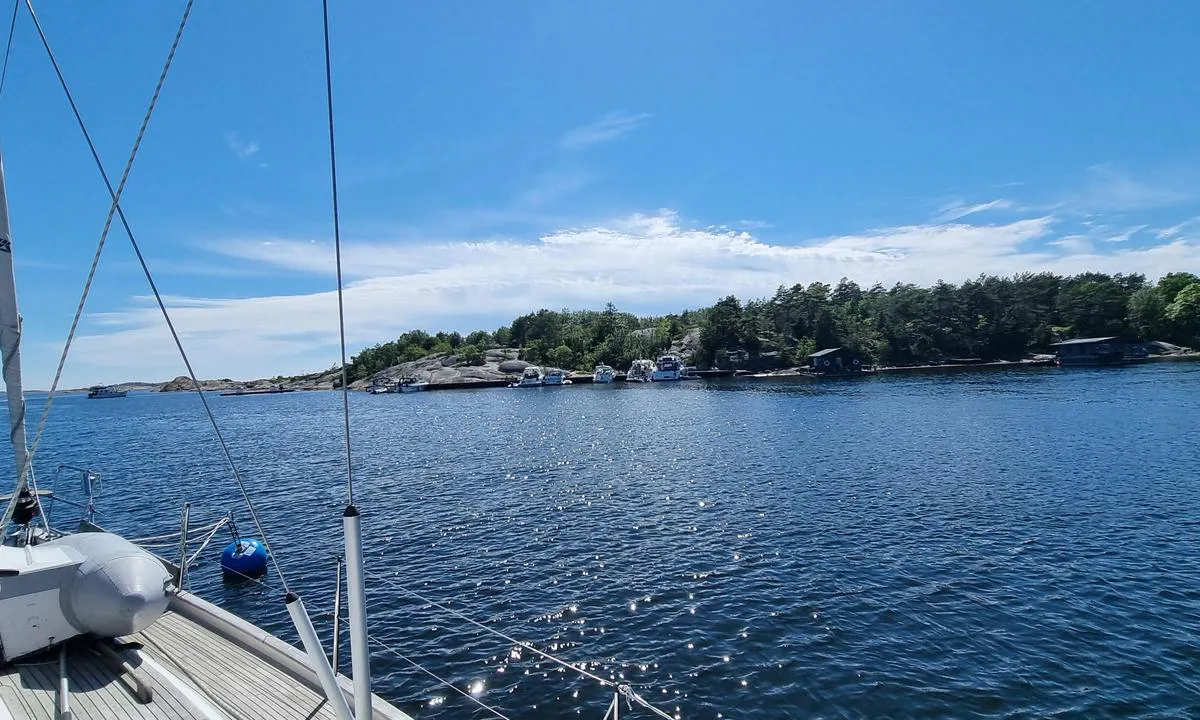 Slevikkilen: {"base": "no", "no": "Geit\u00f8ya sett fra den ene bl\u00e5 b\u00f8ya", "se": "Get\u00f6n sett fr\u00e5n den ena bl\u00e5a bojen", "en": "Geit\u00f8ya seen from the one blue buoy", "da": "Geit\u00f8ya set fra den ene bl\u00e5 b\u00f8je"}