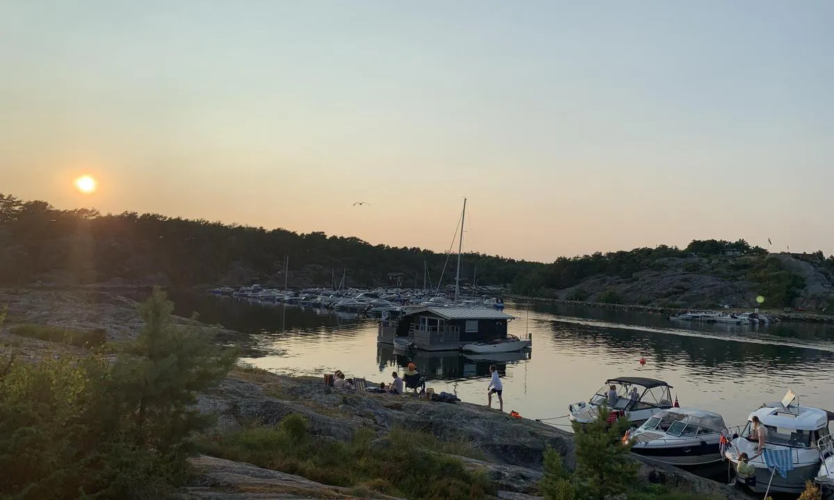 Slevikkilen: {"base": "no", "no": "Helt inne ved suste husb\u00e5t er det for grunt for bob\u00e5ter. Men plass til et par til her.", "se": "Helt inne vid sista husb\u00e5t \u00e4r det f\u00f6r grunt f\u00f6r bob\u00e5tar. Men plats f\u00f6r ett par till h\u00e4r.", "en": "It's too shallow for houseboats right next to the last houseboat. But room for a couple more here.", "da": "Helt inde ved sidste husb\u00e5d er det for lavvandet for motorb\u00e5de. Men plads til et par yderligere her."}