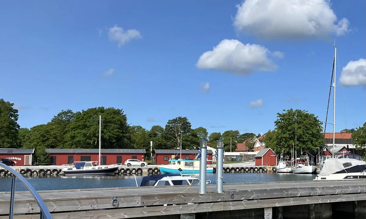 Slite: {"base": "se", "no": "Skjer ikke mye her, rolig gjestehavn. God vindbeskyttet havn.<br>Det som er synd er at det ikke finnes noen b\u00e5tbensinstasjon, den eneste p\u00e5 Gotland er i Visby.", "se": "H\u00e4nder inte mycket h\u00e4r, lugn g\u00e4sthamn. Bra vindskyddad hamn.\r\nDet som \u00e4r synd finns ingen b\u00e5tmack den \u00e4nda som finns p\u00e5 Gotland \u00e4r i Visby.", "en": "Not much happens here, it is a quiet guest harbor. Good wind-protected harbor. It's a pity there is no fuel station for boats; the only one available on Gotland is in Visby.", "da": "Der sker ikke meget her, rolig g\u00e6stehavn. Godt vindbeskyttet havn.<br>Det er synd, at der ikke er nogen b\u00e5dtankstation, den eneste der findes p\u00e5 Gotland er i Visby."}