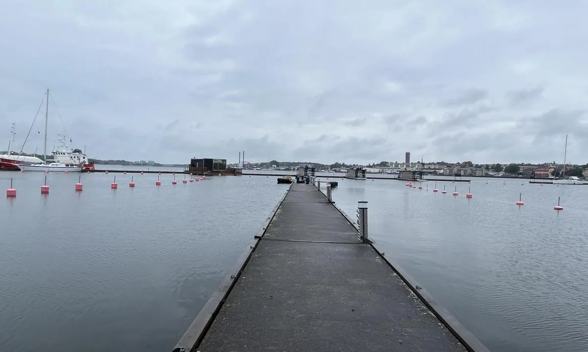 Slottholmen Marina Västervik: Stort sett fortøyning til flytebrygge, enten med akterbøye som på bildet, eller til utrigger. Strøm og vann overalt, men begrenset antall vannslanger da vi var der.