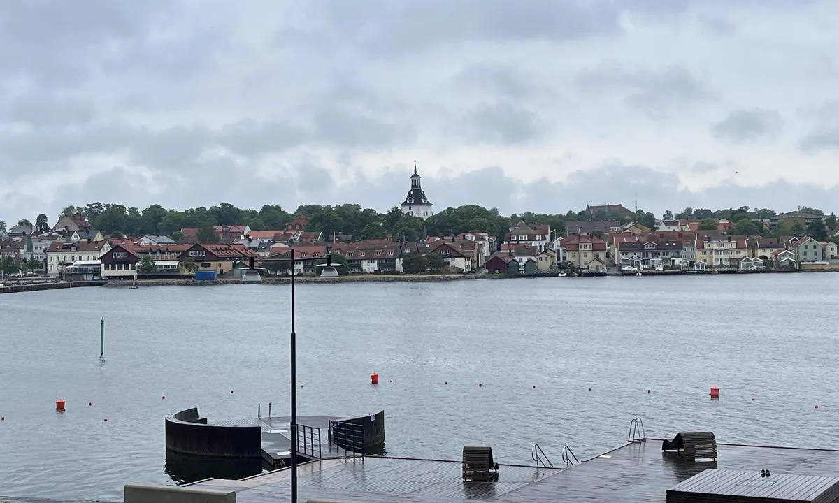 Slottholmen Marina Västervik: Badeplass på innsiden av broen. Bildet er tatt fra slottsruinen. En litt trafikkert vei mellom innerste havn og badeplass, men lav hastighet og stort sett bare personbiler, så den forstyrrer ikke mye.