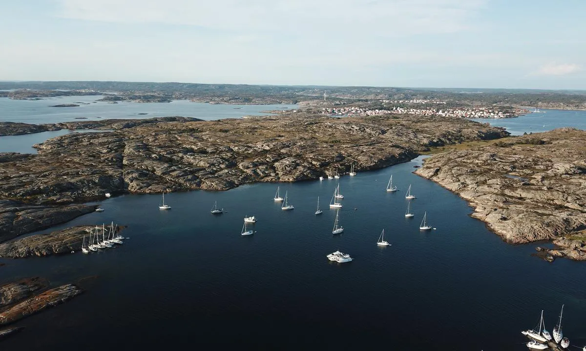 Slubbersholmen: Luftfoto: sett fra innseilingen i vest. Mollösund i bakgrunnen.