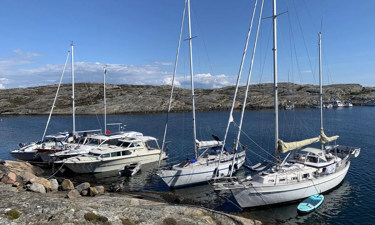 Slubbersholmen: Bilde tatt i syd-østlig retning fra nord (Mollön). Fortøyningspunkter i bolter og med bergkiler.