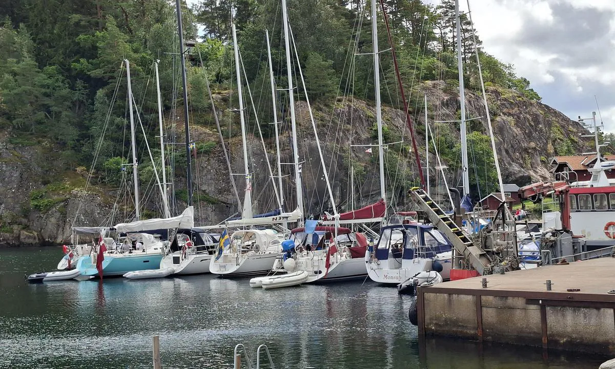 Slussen - Henån: {"base": "se", "no": "Det er ikke mange gjesteplasser, f\u00f8rst og fremst ikke for st\u00f8rre b\u00e5ter (over 34 fot). Havnen er \u00e5pen mot nord, men har god beskyttelse mot s\u00f8rlige vinder.", "se": "Det \u00e4r inte m\u00e5nga g\u00e4stplatser framf\u00f6rallt inte f\u00f6r st\u00f6rre b\u00e5tar (\u00f6ver 34 fot). Hamnen \u00f6ppen mot norr, men bra skydd mot sydliga vindar.", "en": "There are not many guest berths, especially not for larger boats (over 34 feet). The harbour is open to the north, but provides good protection against southern winds.", "da": "Der er ikke mange g\u00e6stepladser, is\u00e6r ikke til st\u00f8rre b\u00e5de (over 34 fod). Havnen er \u00e5ben mod nord, men godt beskyttet mod sydlige vinde.", "fr": "Il n'y a pas beaucoup de places pour les invit\u00e9s, surtout pas pour les gros bateaux (plus de 34 pieds). Le port est ouvert vers le nord, mais bien prot\u00e9g\u00e9 contre les vents du sud.", "de": "Es gibt nicht viele G\u00e4stepl\u00e4tze, vor allem nicht f\u00fcr gr\u00f6\u00dfere Boote (\u00fcber 34 Fu\u00df). Der Hafen ist nach Norden offen, bietet aber guten Schutz vor s\u00fcdlichen Winden.", "es": "No hay muchos puestos de amarre para visitantes, sobre todo no para barcos m\u00e1s grandes (m\u00e1s de 34 pies). El puerto est\u00e1 abierto hacia el norte, pero tiene buena protecci\u00f3n contra vientos del sur.", "it": "Non ci sono molte postazioni per gli ospiti, soprattutto per barche pi\u00f9 grandi (oltre 34 piedi). Il porto \u00e8 aperto a nord, ma offre una buona protezione contro i venti meridionali.", "pt": "N\u00e3o h\u00e1 muitos lugares para visitantes, especialmente para barcos maiores (mais de 34 p\u00e9s). O porto est\u00e1 aberto para o norte, mas oferece boa prote\u00e7\u00e3o contra ventos do sul.", "nl": "Er zijn niet veel gastenplaatsen, vooral niet voor grotere boten (meer dan 34 voet). De haven is open naar het noorden, maar biedt goede bescherming tegen zuidelijke winden.", "pl": "Nie ma wielu miejsc dla go\u015bci, szczeg\u00f3lnie nie dla wi\u0119kszych \u0142odzi (powy\u017cej 34 st\u00f3p). Przysta\u0144 otwarta na p\u00f3\u0142noc, ale dobrze chroniona przed po\u0142udniowymi wiatrami.", "uk": "\u041c\u0456\u0441\u0446\u044c \u0434\u043b\u044f \u0433\u043e\u0441\u0442\u0435\u0439 \u043d\u0435\u0431\u0430\u0433\u0430\u0442\u043e, \u043e\u0441\u043e\u0431\u043b\u0438\u0432\u043e \u0434\u043b\u044f \u0432\u0435\u043b\u0438\u043a\u0438\u0445 \u0441\u0443\u0434\u0435\u043d (\u043f\u043e\u043d\u0430\u0434 34 \u0444\u0443\u0442\u0438). \u0413\u0430\u0432\u0430\u043d\u044c \u0432\u0456\u0434\u043a\u0440\u0438\u0442\u0430 \u043d\u0430 \u043f\u0456\u0432\u043d\u0456\u0447, \u0430\u043b\u0435 \u0434\u043e\u0431\u0440\u0435 \u0437\u0430\u0445\u0438\u0449\u0435\u043d\u0430 \u0432\u0456\u0434 \u043f\u0456\u0432\u0434\u0435\u043d\u043d\u043e\u0433\u043e \u0432\u0456\u0442\u0440\u0443.", "ro": "Nu sunt multe locuri pentru oaspe\u021bi, \u00een principal nu pentru b\u0103rci mai mari (peste 34 de picioare). Portul este deschis spre nord, dar ofer\u0103 o protec\u021bie bun\u0103 \u00eempotriva v\u00e2nturilor din sud.", "tr": "\u00c7ok fazla misafir yeri yok, \u00f6zellikle daha b\u00fcy\u00fck tekneler (34 feet \u00fczeri) i\u00e7in. Liman kuzeye a\u00e7\u0131k, ancak g\u00fcney r\u00fczgarlar\u0131na kar\u015f\u0131 iyi koruma sa\u011fl\u0131yor.", "el": "\u0394\u03b5\u03bd \u03c5\u03c0\u03ac\u03c1\u03c7\u03bf\u03c5\u03bd \u03c0\u03bf\u03bb\u03bb\u03ad\u03c2 \u03b8\u03ad\u03c3\u03b5\u03b9\u03c2 \u03b3\u03b9\u03b1 \u03b5\u03c0\u03b9\u03c3\u03ba\u03ad\u03c0\u03c4\u03b5\u03c2, \u03ba\u03c5\u03c1\u03af\u03c9\u03c2 \u03cc\u03c7\u03b9 \u03b3\u03b9\u03b1 \u03bc\u03b5\u03b3\u03b1\u03bb\u03cd\u03c4\u03b5\u03c1\u03b1 \u03c3\u03ba\u03ac\u03c6\u03b7 (\u03c0\u03ac\u03bd\u03c9 \u03b1\u03c0\u03cc 34 \u03c0\u03cc\u03b4\u03b9\u03b1). \u03a4\u03bf \u03bb\u03b9\u03bc\u03ac\u03bd\u03b9 \u03b5\u03af\u03bd\u03b1\u03b9 \u03b1\u03bd\u03bf\u03b9\u03c7\u03c4\u03cc \u03c0\u03c1\u03bf\u03c2 \u03c4\u03bf\u03bd \u03b2\u03bf\u03c1\u03c1\u03ac, \u03b1\u03bb\u03bb\u03ac \u03c0\u03c1\u03bf\u03c3\u03c6\u03ad\u03c1\u03b5\u03b9 \u03ba\u03b1\u03bb\u03ae \u03c0\u03c1\u03bf\u03c3\u03c4\u03b1\u03c3\u03af\u03b1 \u03b1\u03c0\u03cc \u03c4\u03bf\u03c5\u03c2 \u03bd\u03cc\u03c4\u03b9\u03bf\u03c5\u03c2 \u03b1\u03bd\u03ad\u03bc\u03bf\u03c5\u03c2.", "cs": "Nen\u00ed zde mnoho m\u00edst pro hosty, zejm\u00e9na ne pro v\u011bt\u0161\u00ed lod\u011b (nad 34 stop). P\u0159\u00edstav je otev\u0159en na sever, ale dob\u0159e chr\u00e1n\u011bn p\u0159ed ji\u017en\u00edmi v\u011btry.", "hu": "Nincsen sok vend\u00e9ghely, k\u00fcl\u00f6n\u00f6sen nem nagyobb haj\u00f3k (34 l\u00e1bn\u00e1l nagyobbak) sz\u00e1m\u00e1ra. A kik\u00f6t\u0151 nyitott \u00e9szak fel\u00e9, de j\u00f3 v\u00e9delmet ny\u00fajt a d\u00e9li szelek ellen.", "fi": "Satamassa ei ole monta vieraspaikkaa, erityisesti ei suuremmille veneille (yli 34 jalkaa). Satama on avoin pohjoiseen p\u00e4in, mutta hyv\u00e4 suoja etel\u00e4isilt\u00e4 tuulilta.", "bg": "\u041d\u044f\u043c\u0430 \u043c\u043d\u043e\u0433\u043e \u043c\u0435\u0441\u0442\u0430 \u0437\u0430 \u0433\u043e\u0441\u0442\u0438, \u043e\u0441\u043e\u0431\u0435\u043d\u043e \u0437\u0430 \u043f\u043e-\u0433\u043e\u043b\u0435\u043c\u0438 \u043b\u043e\u0434\u043a\u0438 (\u043d\u0430\u0434 34 \u0444\u0443\u0442\u0430). \u041f\u0440\u0438\u0441\u0442\u0430\u043d\u0438\u0449\u0435\u0442\u043e \u0435 \u043e\u0442\u043a\u0440\u0438\u0442\u043e \u043a\u044a\u043c \u0441\u0435\u0432\u0435\u0440, \u043d\u043e \u0438\u043c\u0430 \u0434\u043e\u0431\u0440\u0430 \u0437\u0430\u0449\u0438\u0442\u0430 \u0441\u0440\u0435\u0449\u0443 \u044e\u0436\u043d\u0438 \u0432\u0435\u0442\u0440\u043e\u0432\u0435.", "sr": "Nema mnogo mesta za goste, posebno ne za ve\u0107e brodove (preko 34 stope). Luka je otvorena prema severu, ali je dobro za\u0161ti\u0107ena od ju\u017enih vetrova.", "et": "Sadamas ei ole palju k\u00fclalisplatse, eelk\u00f5ige mitte suurematele paatidele (\u00fcle 34 jala). Sadam on avatud p\u00f5hja suunas, kuid pakub head kaitset l\u00f5unatuulte eest.", "lv": "Nav daudz viesu vietu, jo \u012bpa\u0161i ne liel\u0101k\u0101m laiv\u0101m (virs 34 p\u0113d\u0101m). Osta ir atv\u0113rta pret zieme\u013ciem, bet ir labs aizsargs pret dienvidu v\u0113jiem.", "lt": "N\u0117ra daug sve\u010di\u0173 viet\u0173, ypa\u010d didesniems laivams (daugiau nei 34 p\u0117dos). Uostas atviras \u012f \u0161iaur\u0119, bet gerai apsaugotas nuo piet\u0173 v\u0117j\u0173."}