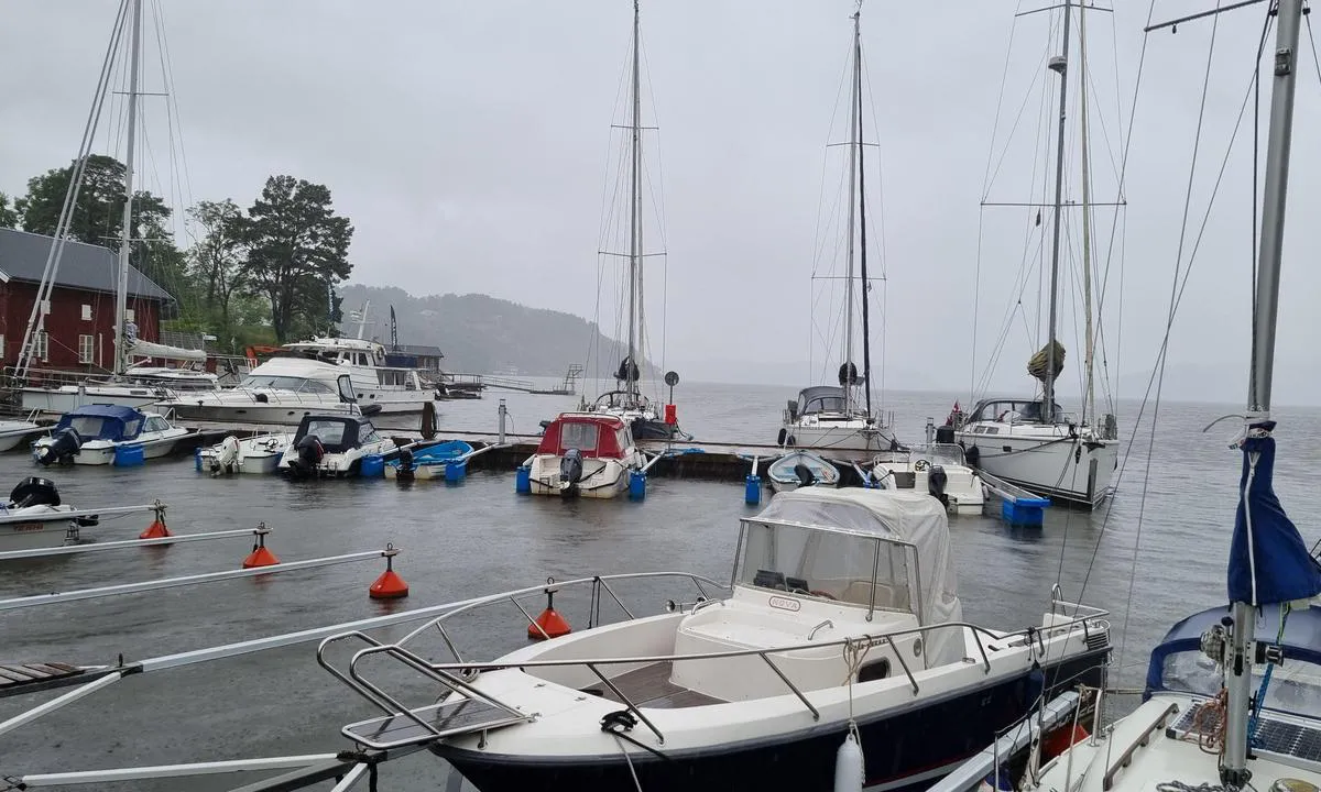 Slussen - Henån: {"base": "no", "no": "Flytebryggen ytterst", "se": "Flytbryggan ytterst", "en": "The floating dock at the outermost part", "da": "Flydebroen yderst"}