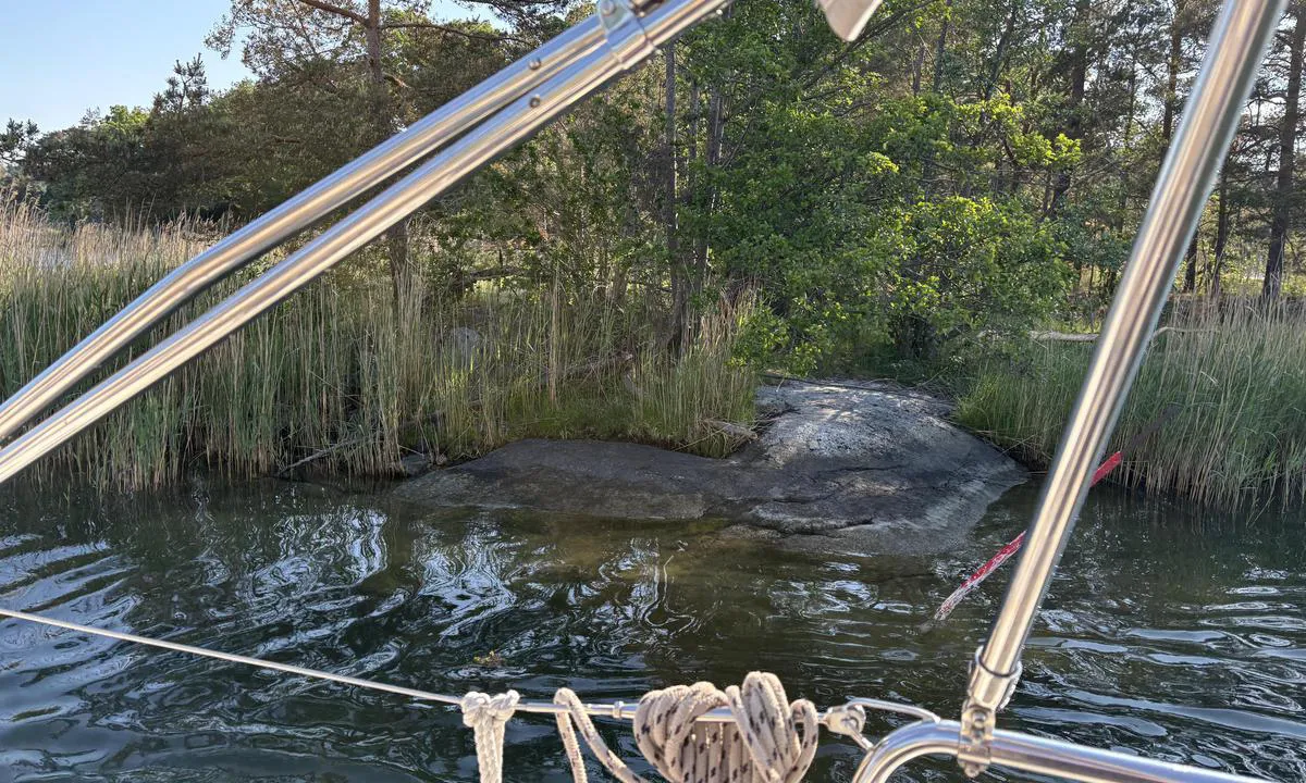 Smådalarö Gård Gästhamn: {"base": "de", "no": "Trang passasje, men med 3,54 meter bredde og 1,95 meter dypg\u00e5ende, ikke noe problem. <br/>Likevel v\u00e6r forsiktig! (Bilde av \u00e5 forlate havnen)", "se": "Tr\u00e5ng passage, men med 3,54 meter bredd och 1,95 meter djupg\u00e5ende inget problem. <br> \u00c4nd\u00e5 f\u00f6rsiktighet! (Bild vid l\u00e4mning av hamnen)", "en": "Narrow passage, but with 3.54 meters width and 1.95 meters draft no problem. Nevertheless, caution! (Picture of leaving the harbor)", "da": "Sn\u00e6ver gennemsejling, men med 3,54 meters bredde og 1,95 meters dybgang er det ikke noget problem.<br />Alligevel forsigtig! (Billede af forladelsen af havnen)", "fr": "Passage \u00e9troite, mais avec 3,54 m\u00e8tres de largeur et 1,95 m\u00e8tre de tirant d'eau, aucun probl\u00e8me.<br>Malgr\u00e9 tout, prudence ! (Image de la sortie du port)", "de": "Enge Durchfahrt, aber bei 3.54 Meter breite und 1.95 Meter Tiefgang kein Problem. \r\nTrotzdem Vorsicht! (Bild vom verlassen des Hafens)", "es": "Estrecho paso, pero con 3.54 metros de ancho y 1.95 metros de calado no hay problema. \u00a1Aun as\u00ed, precauci\u00f3n! (Imagen al salir del puerto)", "it": "Passaggio stretto, ma con una larghezza di 3,54 metri e un pescaggio di 1,95 metri non ci sono problemi. Tuttavia, cautela! (Immagine dell'uscita dal porto)", "pt": "Passagem estreita, mas com 3,54 metros de largura e 1,95 metros de calado sem problemas.<br>Tome cuidado mesmo assim! (Imagem da sa\u00edda do porto)", "nl": "Smalle doorgang, maar bij 3.54 meter breedte en 1.95 meter diepgang geen probleem. Toch voorzichtig! (Afbeelding van het verlaten van de haven)", "pl": "W\u0105skie przej\u015bcie, ale przy 3,54 metra szeroko\u015bci i 1,95 metra zanurzeniu nie stanowi problemu. <br>Tym niemniej zachowaj ostro\u017cno\u015b\u0107! (Zdj\u0119cie z opuszczenia portu)", "uk": "\u0412\u0443\u0437\u044c\u043a\u0438\u0439 \u043f\u0440\u043e\u0445\u0456\u0434, \u0430\u043b\u0435 \u043f\u0440\u0438 \u0448\u0438\u0440\u0438\u043d\u0456 3.54 \u043c\u0435\u0442\u0440\u0430 \u0456 \u043e\u0441\u0430\u0434\u0446\u0456 1.95 \u043c\u0435\u0442\u0440\u0430 \u043f\u0440\u043e\u0431\u043b\u0435\u043c \u043d\u0435 \u0432\u0438\u043d\u0438\u043a\u0430\u0454.<br>\u041f\u0440\u043e\u0442\u0435 \u0431\u0443\u0434\u044c\u0442\u0435 \u043e\u0431\u0435\u0440\u0435\u0436\u043d\u0456! (\u0417\u043e\u0431\u0440\u0430\u0436\u0435\u043d\u043d\u044f \u0432\u0438\u0445\u043e\u0434\u0443 \u0437 \u0433\u0430\u0432\u0430\u043d\u0456)", "ro": "Trecere \u00eengust\u0103, dar cu o l\u0103\u021bime de 3,54 metri \u0219i un pescaj de 1,95 metri, nu reprezint\u0103 o problem\u0103. Totu\u0219i, fi\u021bi aten\u021bi! (Imagine cu ie\u0219irea din port)", "tr": "Dar ge\u00e7it, ancak 3.54 metre geni\u015fli\u011finde ve 1.95 metre \u00e7eki\u015fte problem yok. Yine de dikkatli olun! (Liman\u0131n terk edilmesinin resmi)", "el": "\u03a3\u03c4\u03b5\u03bd\u03ae \u03b4\u03b9\u03ad\u03bb\u03b5\u03c5\u03c3\u03b7, \u03b1\u03bb\u03bb\u03ac \u03bc\u03b5 3.54 \u03bc\u03ad\u03c4\u03c1\u03b1 \u03c0\u03bb\u03ac\u03c4\u03bf\u03c5\u03c2 \u03ba\u03b1\u03b9 1.95 \u03bc\u03ad\u03c4\u03c1\u03b1 \u03b2\u03cd\u03b8\u03b9\u03c3\u03bc\u03b1 \u03b4\u03b5\u03bd \u03c5\u03c0\u03ac\u03c1\u03c7\u03b5\u03b9 \u03c0\u03c1\u03cc\u03b2\u03bb\u03b7\u03bc\u03b1. \u03a0\u03b1\u03c1' \u03cc\u03bb\u03b1 \u03b1\u03c5\u03c4\u03ac, \u03c0\u03c1\u03bf\u03c3\u03bf\u03c7\u03ae! (\u0395\u03b9\u03ba\u03cc\u03bd\u03b1 \u03b1\u03c0\u03cc \u03c4\u03b7\u03bd \u03ad\u03be\u03bf\u03b4\u03bf \u03c4\u03bf\u03c5 \u03bb\u03b9\u03bc\u03b1\u03bd\u03b9\u03bf\u03cd)", "cs": "\u00dazk\u00fd pr\u016fjezd, ale p\u0159i \u0161\u00ed\u0159ce 3,54 metru a ponoru 1,95 metru \u017e\u00e1dn\u00fd probl\u00e9m. P\u0159esto opatrnost! (Obr\u00e1zek opou\u0161t\u011bn\u00ed p\u0159\u00edstavu)", "hu": "Sz\u0171k \u00e1thalad\u00e1s, de 3,54 m\u00e9ter sz\u00e9less\u00e9ggel \u00e9s 1,95 m\u00e9ter mer\u00fcl\u00e9ssel nem jelent probl\u00e9m\u00e1t. Azonban \u00f3vatosan! (K\u00e9p a kik\u00f6t\u0151 elhagy\u00e1s\u00e1r\u00f3l)", "fi": "Kapea v\u00e4yl\u00e4, mutta 3,54 metrin leveydell\u00e4 ja 1,95 metrin syv\u00e4yksell\u00e4 ei ongelmia. Kuitenkin varovaisuutta! (Kuva satamasta l\u00e4htemisest\u00e4)", "bg": "\u0422\u044f\u0441\u0435\u043d \u043f\u0440\u043e\u0445\u043e\u0434, \u043d\u043e \u043f\u0440\u0438 3.54 \u043c\u0435\u0442\u0440\u0430 \u0448\u0438\u0440\u0438\u043d\u0430 \u0438 1.95 \u043c\u0435\u0442\u0440\u0430 \u0433\u0430\u0437\u0435\u043d\u0435 \u043d\u044f\u043c\u0430 \u043f\u0440\u043e\u0431\u043b\u0435\u043c. \u0412\u0441\u0435 \u043f\u0430\u043a \u0432\u043d\u0438\u043c\u0430\u0432\u0430\u0439\u0442\u0435! (\u0421\u043d\u0438\u043c\u043a\u0430 \u043f\u0440\u0438 \u043d\u0430\u043f\u0443\u0441\u043a\u0430\u043d\u0435 \u043d\u0430 \u043f\u0440\u0438\u0441\u0442\u0430\u043d\u0438\u0449\u0435\u0442\u043e)", "sr": "\u0423\u0437\u0430\u043a \u043f\u0440\u043e\u043b\u0430\u0437, \u0430\u043b\u0438 \u0441\u0430 \u0448\u0438\u0440\u0438\u043d\u043e\u043c \u043e\u0434 3.54 \u043c\u0435\u0442\u0430\u0440\u0430 \u0438 \u0433\u0430\u0437\u043e\u043c \u043e\u0434 1.95 \u043c\u0435\u0442\u0430\u0440\u0430 \u0431\u0435\u0437 \u043f\u0440\u043e\u0431\u043b\u0435\u043c\u0430.<br>\u0418\u043f\u0430\u043a, \u043e\u043f\u0440\u0435\u0437! (\u0421\u043b\u0438\u043a\u0430 \u043f\u0440\u0438\u043b\u0438\u043a\u043e\u043c \u043d\u0430\u043f\u0443\u0448\u0442\u0430\u045a\u0430 \u043b\u0443\u043a\u0435)", "et": "Kitsas l\u00e4bip\u00e4\u00e4s, kuid 3,54 meetri laiuse ja 1,95 meetri s\u00fcvisega pole probleemi. Siiski olge ettevaatlik! (Pilt sadamast lahkumisel)", "lv": "\u0160aura caurbrauk\u0161ana, bet ar 3,54 metru platumu un 1,95 metru iegrimi nav probl\u0113mu. Tom\u0113r esiet uzman\u012bgi! (Att\u0113ls no ostas izie\u0161anas)", "lt": "Siaura praplaukimas, bet su 3,54 metr\u0173 plo\u010diu ir 1,95 metr\u0173 grimzle joki\u0173 problem\u0173. Vis d\u0117lto atsargiai! (Nuotrauka paliekant uost\u0105)"}