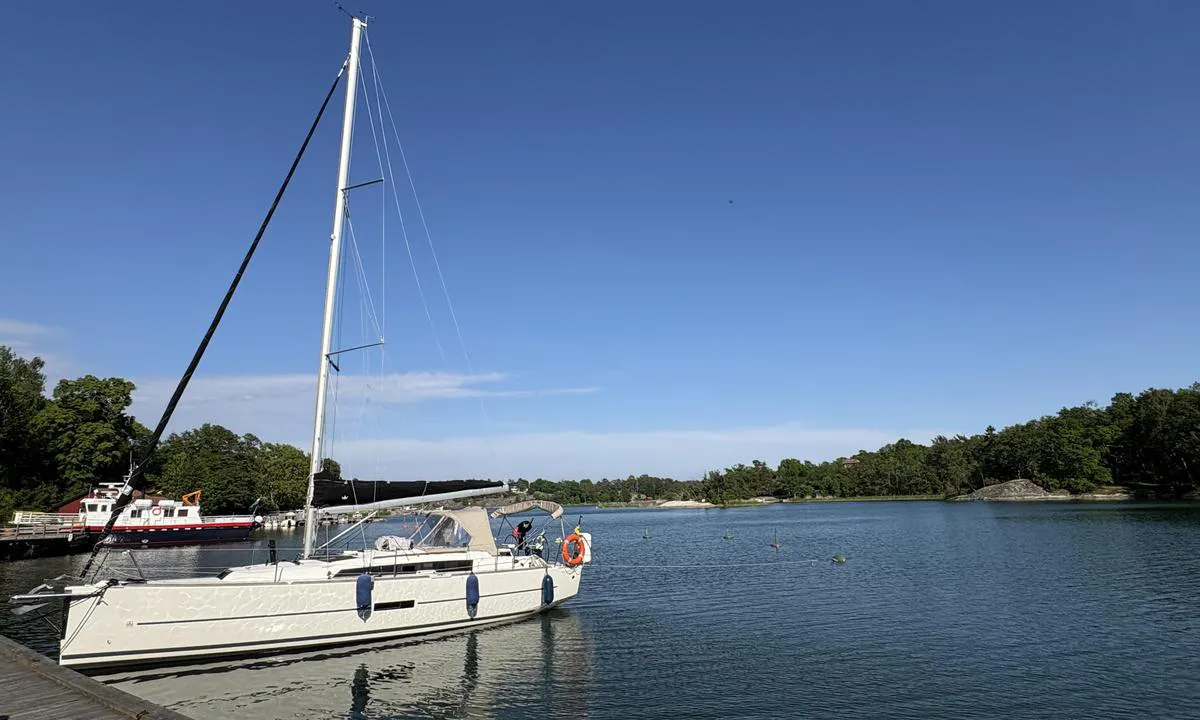 Smådalarö Gård Gästhamn: {"base": "de", "no": "34 fots b\u00e5t p\u00e5 b\u00f8ya", "se": "34 fot b\u00e5t vid boj", "en": "34 foot boat on the buoy", "da": "34 fods b\u00e5d ved b\u00f8jen", "fr": "34 pieds bateau \u00e0 la bou\u00e9e", "de": "34 Fuss Boot an der Boje", "es": "Embarcaci\u00f3n de 34 pies en la boya", "it": "34 piedi barca alla boa", "pt": "34 p\u00e9s de barco na boia", "nl": "34 voet boot aan de boei", "pl": "34-stopowy jacht przy boi", "uk": "34-\u0444\u0443\u0442\u043e\u0432\u0438\u0439 \u043a\u0430\u0442\u0435\u0440 \u0431\u0456\u043b\u044f \u0431\u0443\u044f", "ro": "Barc\u0103 de 34 de picioare la geamandur\u0103", "tr": "\u015eamand\u0131ra i\u00e7in 34 fitlik tekne", "el": "\u03a3\u03ba\u03ac\u03c6\u03bf\u03c2 34 \u03c0\u03bf\u03b4\u03b9\u03ce\u03bd \u03c3\u03c4\u03b7\u03bd \u03c3\u03b7\u03bc\u03b1\u03b4\u03bf\u03cd\u03c1\u03b1", "cs": "34 stop lo\u010f u b\u00f3je", "hu": "34 l\u00e1b haj\u00f3 a b\u00f3j\u00e9n\u00e1l", "fi": "34 jalan venett\u00e4 poijussa", "bg": "34 \u0444\u0443\u0442\u043e\u0432\u0430 \u043b\u043e\u0434\u043a\u0430 \u043d\u0430 \u0448\u0430\u043c\u0430\u043d\u0434\u0443\u0440\u0430", "sr": "34 stopa \u010damac na bovi", "et": "34-jalane paat poil", "lv": "34 p\u0113du laiva pie bojas", "lt": "34 p\u0117d\u0173 ilgio valtis prie pl\u016bduriuojan\u010dio \u017eenklo"}