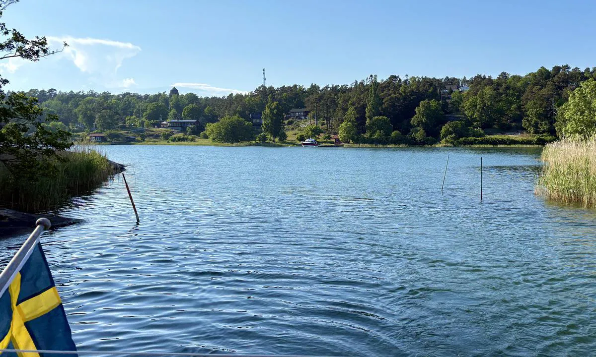 Smådalarö Gård Gästhamn: {"base": "de", "no": "Gjennomfart i kj\u00f8lvannet (ved forlatelse av havnen)", "se": "Genomfart i k\u00f6lvattnet (vid utg\u00e5ng fr\u00e5n hamnen)", "en": "Passage in the wake (when leaving the harbour)", "da": "Gennemsejling i k\u00f8lvandet (ved forladelse af havnen)", "fr": "Passage dans le sillage (en quittant le port)", "de": "Durchfahrt im Kielwasser (beim verlassen des Hafens)", "es": "Pasaje en la estela (al salir del puerto)", "it": "Passaggio nella scia (quando si lascia il porto)", "pt": "Passagem na esteira (ao sair do porto)", "nl": "Doorvaart in het kielzog (bij het verlaten van de haven)", "pl": "Przej\u015bcie w kile (przy opuszczaniu portu)", "uk": "\u041f\u0440\u043e\u0445\u0456\u0434 \u0443 \u043a\u0456\u043b\u0435\u0432\u0456\u0439 \u0432\u043e\u0434\u0456 (\u043f\u0440\u0438 \u0432\u0438\u0445\u043e\u0434\u0456 \u0437 \u0433\u0430\u0432\u0430\u043d\u0456)", "ro": "Tranzitare \u00een urma (la p\u0103r\u0103sirea portului)", "tr": "Ge\u00e7i\u015f k\u0131\u00e7 dalgas\u0131nda (limandan ayr\u0131l\u0131rken)", "el": "\u0394\u03b9\u03ac\u03c0\u03bb\u03bf\u03c5\u03c2 \u03bc\u03b5 \u03b1\u03c0\u03cc\u03bd\u03b5\u03c1\u03b1 (\u03ba\u03b1\u03c4\u03ac \u03c4\u03b7\u03bd \u03ad\u03be\u03bf\u03b4\u03bf \u03b1\u03c0\u03cc \u03c4\u03bf \u03bb\u03b9\u03bc\u03ac\u03bd\u03b9)", "cs": "Pr\u016fjezd po z\u00e1di (p\u0159i opu\u0161t\u011bn\u00ed p\u0159\u00edstavu)", "hu": "\u00c1thalad\u00e1s a farv\u00edzben (a kik\u00f6t\u0151 elhagy\u00e1sakor)", "fi": "L\u00e4pikulku k\u00f6liv\u00e4yl\u00e4ss\u00e4 (satamasta poistuttaessa)", "bg": "\u041d\u0430\u0432\u0438\u0433\u0438\u0440\u0430\u043d\u0435 \u0432 \u0441\u043b\u0435\u0434\u0430\u0442\u0430 (\u043f\u0440\u0438 \u043d\u0430\u043f\u0443\u0441\u043a\u0430\u043d\u0435 \u043d\u0430 \u043f\u0440\u0438\u0441\u0442\u0430\u043d\u0438\u0449\u0435\u0442\u043e)", "sr": "Plovidba u tragu kobilice (pri izlasku iz luke)", "et": "L\u00e4bip\u00e4\u00e4s kiiluvees (sadamat lahkudes)", "lv": "Izbrauk\u0161ana \u016bdens straum\u0113 (izbraucot no ostas)", "lt": "I\u0161plaukimas i\u0161 uosto (plaukiant v\u0117\u017e\u0117s kryptimi)"}