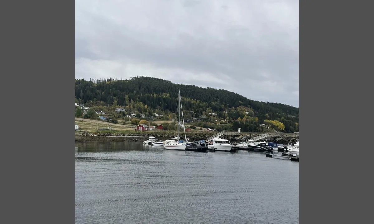 Småland Havn: {"base": "no", "no": "Rolig og hyggelig havn omkranset av molo, med 4 gjesteplasser med vann og str\u00f8m.", "se": "Lugn och trevlig hamn omgiven av v\u00e5gbrytare, med 4 g\u00e4stplatser med vatten och el.", "en": "Quiet and pleasant harbour surrounded by a breakwater, with 4 guest berths with water and electricity.", "da": "Rolig og hyggelig havn omkranset af molen, med 4 g\u00e6stepladser med vand og str\u00f8m."}