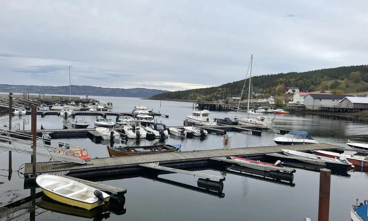 Småland Havn: {"base": "no", "no": "Rolig og hyggelig havn omkranset av molo, med 4 gjesteplasser med vann og str\u00f8m.", "se": "Lugn och trevlig hamn omgiven av pir, med 4 g\u00e4stplatser med vatten och el.", "en": "Quiet and pleasant harbor surrounded by a breakwater, with 4 guest berths with water and electricity.", "da": "Rolig og hyggelig havn omgivet af mole, med 4 g\u00e6stepladser med vand og str\u00f8m."}