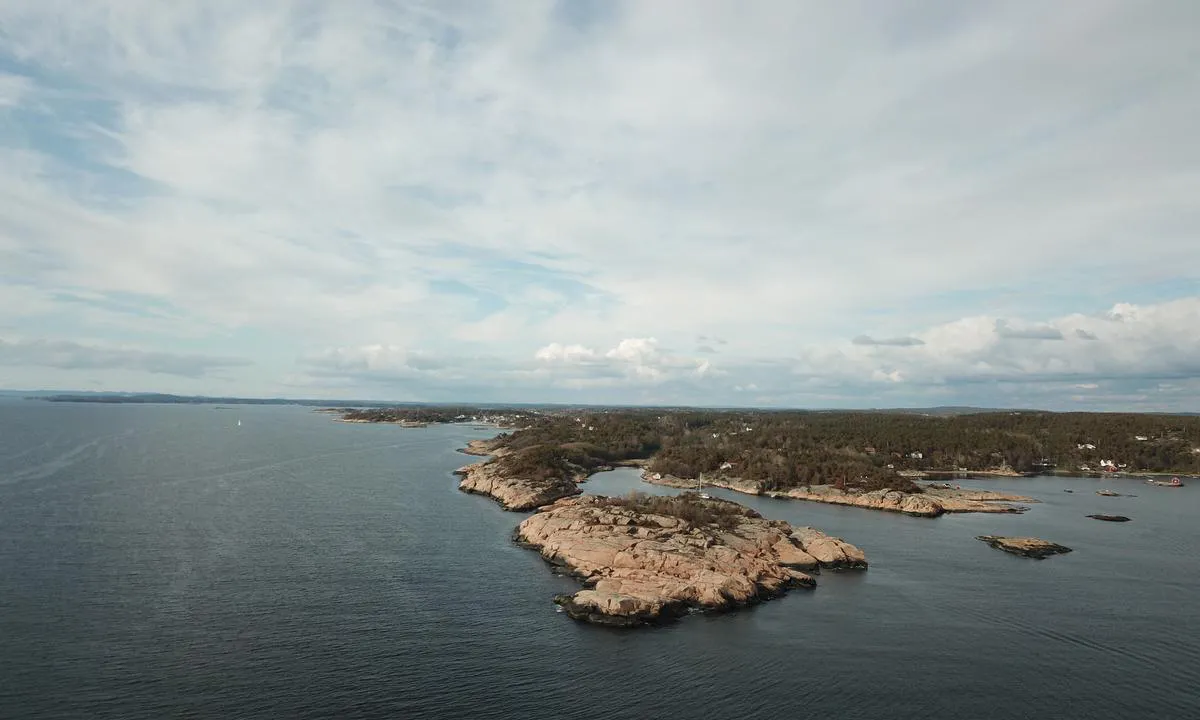 Smaustangen sett fra innseilingen i Rauerfjorden.