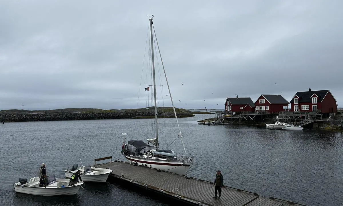 Småværet Gjestehavn: {"base": "no", "no": "Gjestebrygga.", "se": "G\u00e4stbryggan.", "en": "Guest dock.", "da": "G\u00e6stebroen."}