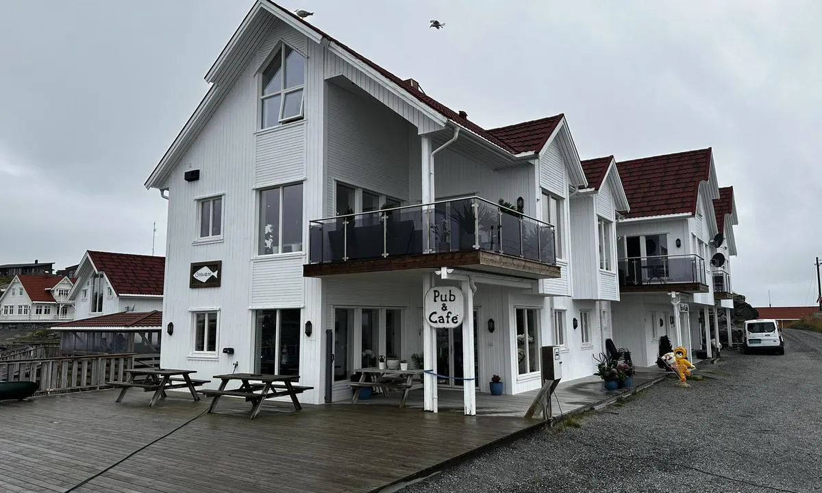 Småværet Gjestehavn: {"base": "no", "no": "Pub og Kaf\u00e9 med trivelige eiere.", "se": "Pub och kaf\u00e9 med trevliga \u00e4gare.", "en": "Pub and Caf\u00e9 with friendly owners.", "da": "Pub og Caf\u00e9 med hyggelige ejere."}