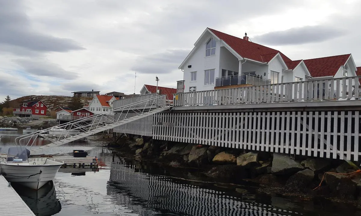 Småværet Gjestehavn: {"base": "no", "no": "Bilde tatt fra gjestebryggen.\r\nStr\u00f8m og vann oppe ved landgangen.", "se": "Bild tagen fr\u00e5n g\u00e4stbryggan.<br>Str\u00f6m och vatten uppe vid landg\u00e5ngen.", "en": "Photo taken from the guest pier.<br>Power and water available at the gangway.", "da": "Billede taget fra g\u00e6stebroen. <br> Str\u00f8m og vand oppe ved landgangen."}