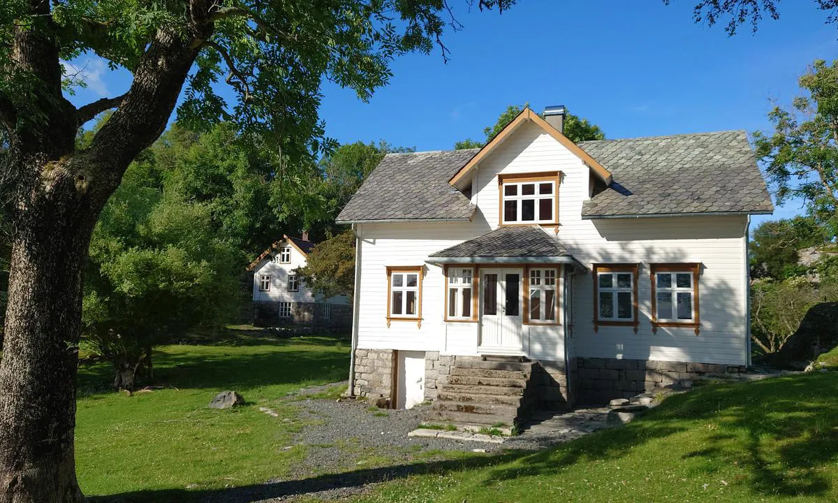 Smedaholmen: {"base": "no", "no": "Huset p\u00e5 Smedholmen", "se": "Huset p\u00e5 Smedholmen", "en": "The House on Smedholmen", "da": "Huset p\u00e5 Smedholmen"}