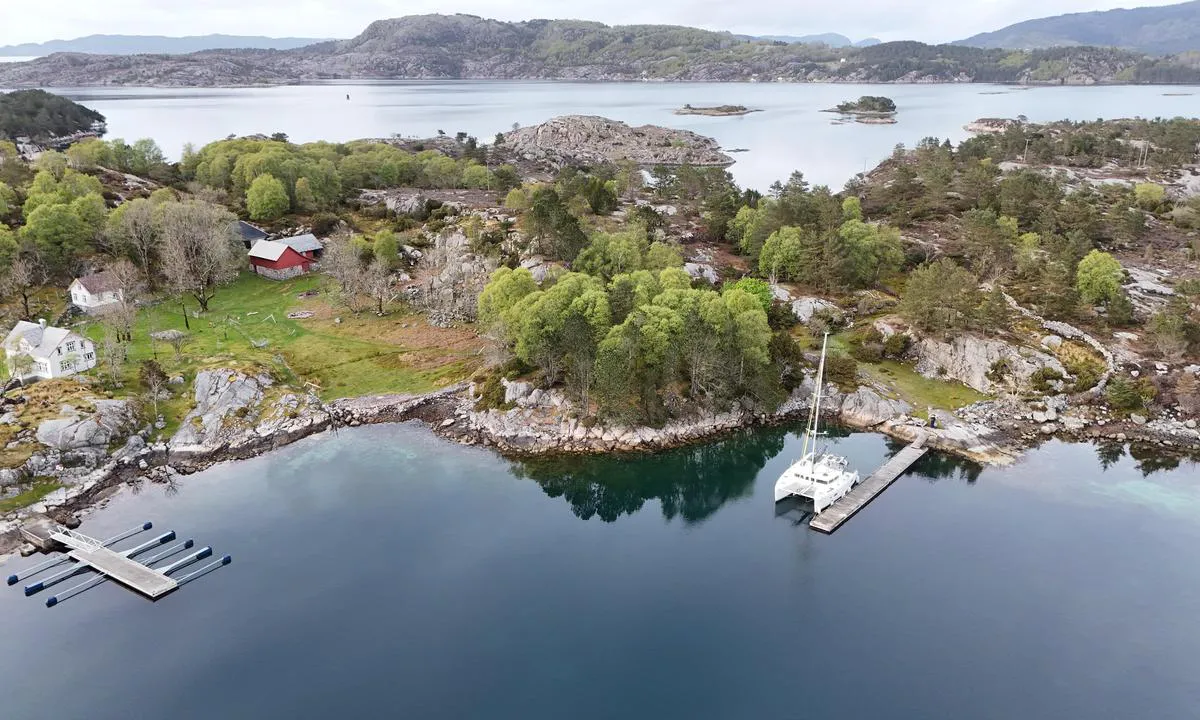 Smedaholmen Syd: {"base": "en", "no": "Vakkert sted dypt nok enkel inngang. Utsikt fra nord", "se": "Vacker plats djupt nog, enkel infart. Utsikt fr\u00e5n norr", "en": "Beautiful place deep enough  easy entrance. View from north", "da": "Smukt sted langt nok dybt nem indsejling. Udsigt fra nord", "fr": "Bel endroit suffisamment profond, entr\u00e9e facile. Vue depuis le nord", "de": "Sch\u00f6ner Ort, tief genug, einfacher Eingang. Blick von Norden.", "es": "Hermoso lugar lo suficientemente profundo <br> entrada f\u00e1cil. Vista desde el norte", "it": "Bellissimo posto abbastanza profondo facile ingresso. Vista da nord", "pt": "Lugar lindo com profundidade suficiente, entrada f\u00e1cil. Vista do norte", "nl": "Mooie plek diep genoeg gemakkelijke ingang. Uitzicht vanaf het noorden", "pl": "Pi\u0119kne miejsce, wystarczaj\u0105co g\u0142\u0119bokie, \u0142atwe wej\u015bcie. Widok z p\u00f3\u0142nocy", "uk": "\u0427\u0443\u0434\u043e\u0432\u0435 \u043c\u0456\u0441\u0446\u0435, \u0434\u043e\u0441\u0438\u0442\u044c \u0433\u043b\u0438\u0431\u043e\u043a\u0435, \u043b\u0435\u0433\u043a\u0438\u0439 \u0432\u0445\u0456\u0434. \u0412\u0438\u0434 \u0437 \u043f\u0456\u0432\u043d\u043e\u0447\u0456", "ro": "Loc frumos, suficient de ad\u00e2nc, acces u\u0219or. Vedere dinspre nord", "tr": "G\u00fczel yer, yeterince derin, kolay giri\u015f. Kuzeyden manzara", "el": "\u038c\u03bc\u03bf\u03c1\u03c6\u03bf \u03bc\u03ad\u03c1\u03bf\u03c2 \u03bc\u03b5 \u03b1\u03c1\u03ba\u03b5\u03c4\u03cc \u03b2\u03ac\u03b8\u03bf\u03c2 \u03ba\u03b1\u03b9 \u03b5\u03cd\u03ba\u03bf\u03bb\u03b7 \u03b5\u03af\u03c3\u03bf\u03b4\u03bf. \u0398\u03ad\u03b1 \u03b1\u03c0\u03cc \u03c4\u03bf\u03bd \u03b2\u03bf\u03c1\u03c1\u03ac", "cs": "Kr\u00e1sn\u00e9 m\u00edsto s dostate\u010dnou hloubkou, snadn\u00fd vjezd. V\u00fdhled ze severu.", "hu": "Gy\u00f6ny\u00f6r\u0171 hely, el\u00e9g m\u00e9ly, k\u00f6nny\u0171 bej\u00e1rat. \u00c9szaki kil\u00e1t\u00e1s.", "fi": "<p>Kaunis paikka, riitt\u00e4v\u00e4n syv\u00e4, helppo sis\u00e4\u00e4nk\u00e4ynti. N\u00e4kym\u00e4 pohjoisesta.</p>", "bg": "\u041a\u0440\u0430\u0441\u0438\u0432\u043e \u043c\u044f\u0441\u0442\u043e \u0441\u044a\u0441 \u0434\u043e\u0441\u0442\u0430\u0442\u044a\u0447\u043d\u0430 \u0434\u044a\u043b\u0431\u043e\u0447\u0438\u043d\u0430 \u0438 \u043b\u0435\u0441\u0435\u043d \u0432\u0445\u043e\u0434. \u0418\u0437\u0433\u043b\u0435\u0434 \u043e\u0442 \u0441\u0435\u0432\u0435\u0440", "sr": "Predivno mesto dovoljno duboko sa lakim ulazom. Pogled sa severa", "et": "Kaunis koht, piisavalt s\u00fcgav, lihtne sisses\u00f5it. Vaade p\u00f5hjast", "lv": "Skaista vieta pietiekami dzi\u013ca, viegla ieeja. Skats no zieme\u013ciem", "lt": "Gra\u017ei vieta, pakankamai gili, lengvas \u012fplaukimas. Vaizdas i\u0161 \u0161iaur\u0117s"}