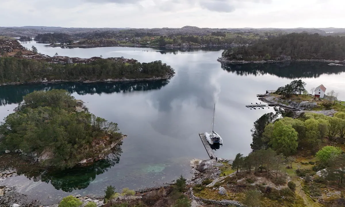 Smedaholmen Syd: {"base": "en", "no": "Utsikt fra s\u00f8r", "se": "Vy fr\u00e5n s\u00f6der", "en": "View from south", "da": "Udsigt fra syd", "fr": "Vue depuis le sud", "de": "Blick von S\u00fcden", "es": "Vista desde el sur", "it": "Vista da sud", "pt": "Vista do sul", "nl": "Uitzicht vanuit het zuiden", "pl": "Widok z po\u0142udnia", "uk": "\u0412\u0438\u0434 \u0437 \u043f\u0456\u0432\u0434\u043d\u044f", "ro": "Vedere dinspre sud", "tr": "G\u00fcneyden g\u00f6r\u00fcn\u00fcm", "el": "\u0398\u03ad\u03b1 \u03b1\u03c0\u03cc \u03bd\u03cc\u03c4\u03b9\u03b1", "cs": "Pohled z jihu", "hu": "Kil\u00e1t\u00e1s d\u00e9lr\u0151l", "fi": "N\u00e4k\u00f6ala etel\u00e4st\u00e4", "bg": "\u0418\u0437\u0433\u043b\u0435\u0434 \u043e\u0442 \u044e\u0433", "sr": "Pogled sa juga", "et": "Vaade l\u00f5unast", "lv": "Skats no dienvidiem", "lt": "Vaizdas i\u0161 piet\u0173"}