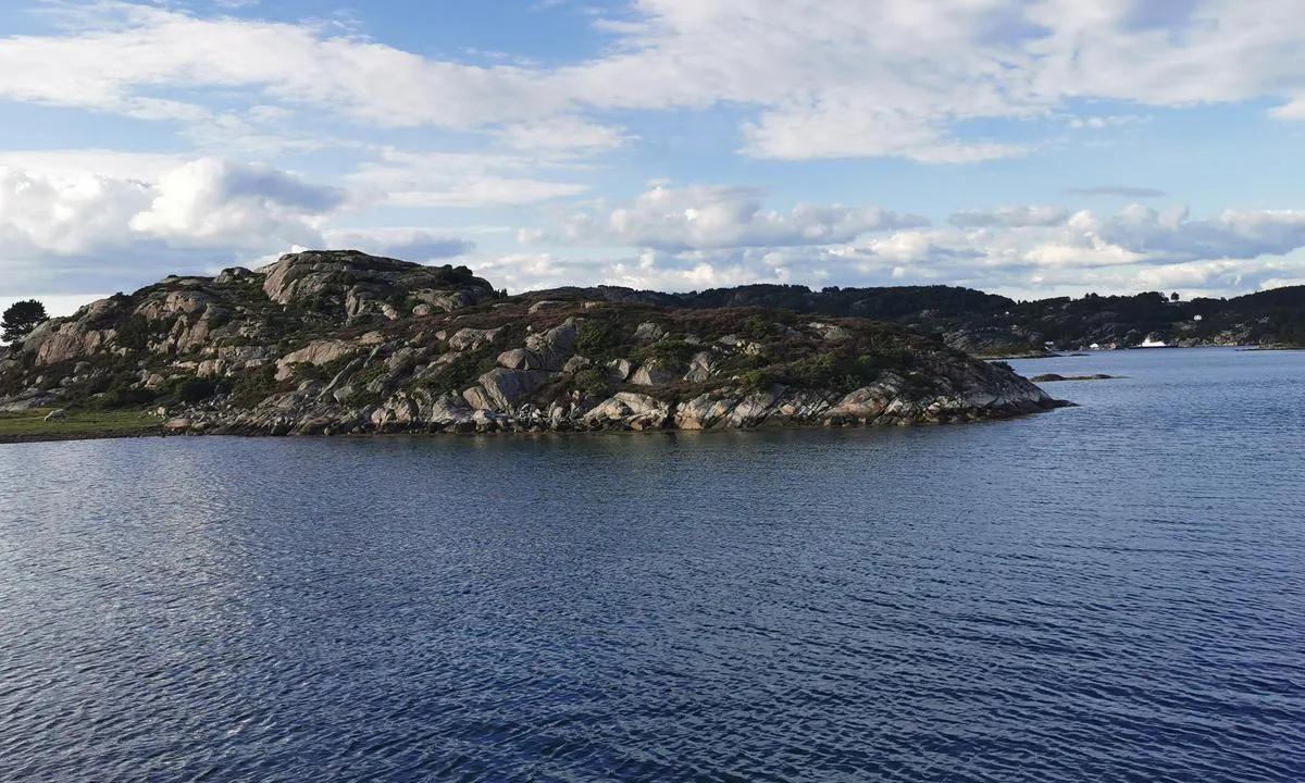 Smedaholmen Nord: {"base": "no", "no": "Mot N\u00d8 - innseilingen", "se": "Mot NO - infarten", "en": "Towards NE - the approach", "da": "Mod N\u00d8 - indsejlingen"}