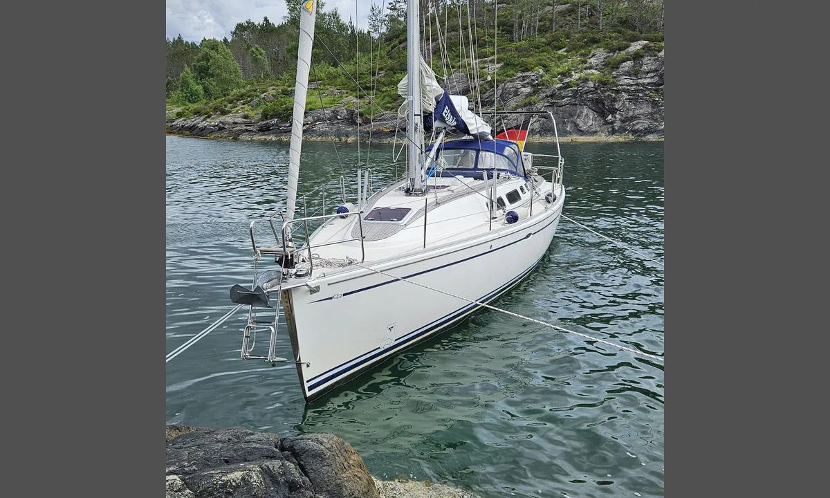 Smivågen: {"base": "de", "no": "Med 2m dypg\u00e5ende, ingen problem. Hekkanker holder godt.", "se": "Med 2m djupg\u00e5ende \u00e4r det inget problem. Akterankaret h\u00e5ller bra.", "en": "With a 2m draft, no problem. Stern anchor holds well.", "da": "Med 2m dybgang ingen problem. H\u00e6kanker holder godt.", "fr": "Avec un tirant d'eau de 2m, aucun probl\u00e8me. L'ancre de poupe tient bien.", "de": "Mit 2m Tiefgang kein Problem. Heckanker h\u00e4lt gut.", "es": "Con un calado de 2m no hay problema. El ancla de popa sujeta bien.", "it": "Con un pescaggio di 2m non c'\u00e8 problema. L'ancora di poppa tiene bene.", "pt": "<p>Com 2m de calado, sem problemas. A \u00e2ncora de popa segura bem.</p>", "nl": "Met een diepgang van 2m geen probleem. De hekanker houdt goed.", "pl": "Z zanurzeniem 2m nie ma problemu. Rufa kotwicy trzyma dobrze.", "uk": "\u0417 \u043e\u0441\u0430\u0434\u043a\u043e\u044e 2\u043c \u0436\u043e\u0434\u043d\u043e\u0457 \u043f\u0440\u043e\u0431\u043b\u0435\u043c\u0438. \u041a\u043e\u0440\u043c\u043e\u0432\u0438\u0439 \u044f\u043a\u0456\u0440 \u0442\u0440\u0438\u043c\u0430\u0454\u0442\u044c\u0441\u044f \u0434\u043e\u0431\u0440\u0435.", "ro": "Cu pescaj de 2m nu este nicio problem\u0103. Ancora de pupa \u021bine bine.", "tr": "2m su \u00e7ekimi ile sorun yok. K\u0131\u00e7 demiri iyi tutar.", "el": "\u039c\u03b5 \u03b2\u03cd\u03b8\u03b9\u03c3\u03bc\u03b1 2\u03bc \u03ba\u03b1\u03bd\u03ad\u03bd\u03b1 \u03c0\u03c1\u03cc\u03b2\u03bb\u03b7\u03bc\u03b1. \u0397 \u03c0\u03c1\u03cd\u03bc\u03bd\u03b7 \u03ac\u03b3\u03ba\u03c5\u03c1\u03b1 \u03ba\u03c1\u03b1\u03c4\u03ac\u03b5\u03b9 \u03ba\u03b1\u03bb\u03ac.", "cs": "S ponorem 2 m \u017e\u00e1dn\u00fd probl\u00e9m. Z\u00e1dov\u00fd kotva dr\u017e\u00ed dob\u0159e.", "hu": "2 m\u00e9teres mer\u00fcl\u00e9ssel nem probl\u00e9ma. A h\u00e1ts\u00f3 horgony j\u00f3l tart.", "fi": "2 metrin syv\u00e4yksell\u00e4 ei ongelmia. Per\u00e4ankkuri pit\u00e4\u00e4 hyvin.", "bg": "\u0421 \u0433\u0430\u0437 \u043e\u0442 2 \u043c \u043d\u044f\u043c\u0430 \u043f\u0440\u043e\u0431\u043b\u0435\u043c. \u041a\u044a\u0440\u043c\u043e\u0432\u0430 \u043a\u043e\u0442\u0432\u0430 \u0434\u044a\u0440\u0436\u0438 \u0434\u043e\u0431\u0440\u0435.", "sr": "Sa gazom od 2m nema problema. Krmeni sidro dobro dr\u017ei.", "et": "2 meetri s\u00fcvisega pole probleemi. Ahtrikanker hoiab h\u00e4sti.", "lv": "Ar 2m iegrimi nav probl\u0113mu. Aizmugur\u0113j\u0101 enkura tur\u0113sies labi.", "lt": "Su 2m grimzle n\u0117ra problem\u0173. Galinis inkaras gerai laiko."}