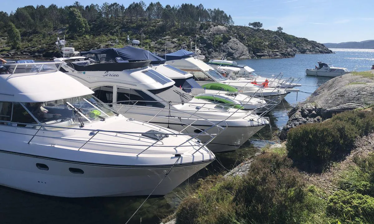 Smivågen: {"base": "no", "no": "Ser her ut mot \u00e5pningen/ innl\u00f8pet. Ta med egne bergkiler da det kun er 3stk fra friluftsr\u00e5det som er faste i fjellet.", "se": "Ser h\u00e4r ut mot \u00f6ppningen/ inloppet. Ta med egna bergkilar d\u00e5 det endast finns 3 st fr\u00e5n friluftsr\u00e5det som \u00e4r fasta i berget.", "en": "Look here towards the opening/entrance. Bring your own rock pins as there are only 3 fixed in the mountain by the outdoor recreation council.", "da": "Ser her ud mod \u00e5bningen/indl\u00f8bet. Medbring egne klamper, da der kun er 3 styk fra Friluftsr\u00e5det som er faste i klippen."}