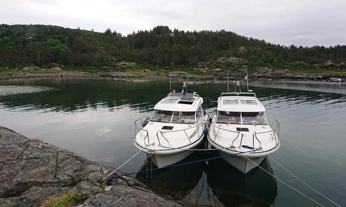 Smivågen: Fortøyningsbolter og mulighet for telting.