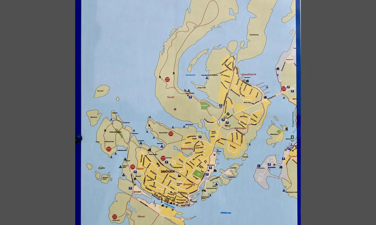 Smögen: {"base": "en", "no": "Sm\u00f6gen er et popul\u00e6rt turistm\u00e5l med en travel brygge i ferier.", "se": "Sm\u00f6gen \u00e4r ett popul\u00e4rt turistm\u00e5l med en livlig strandpromenad under helgdagar.", "en": "Sm\u00f6gen is a popular tourist destination with a busy boardwalk during holidays.", "da": "Sm\u00f6gen er en popul\u00e6r turistdestination med en travl kaj under ferier."}