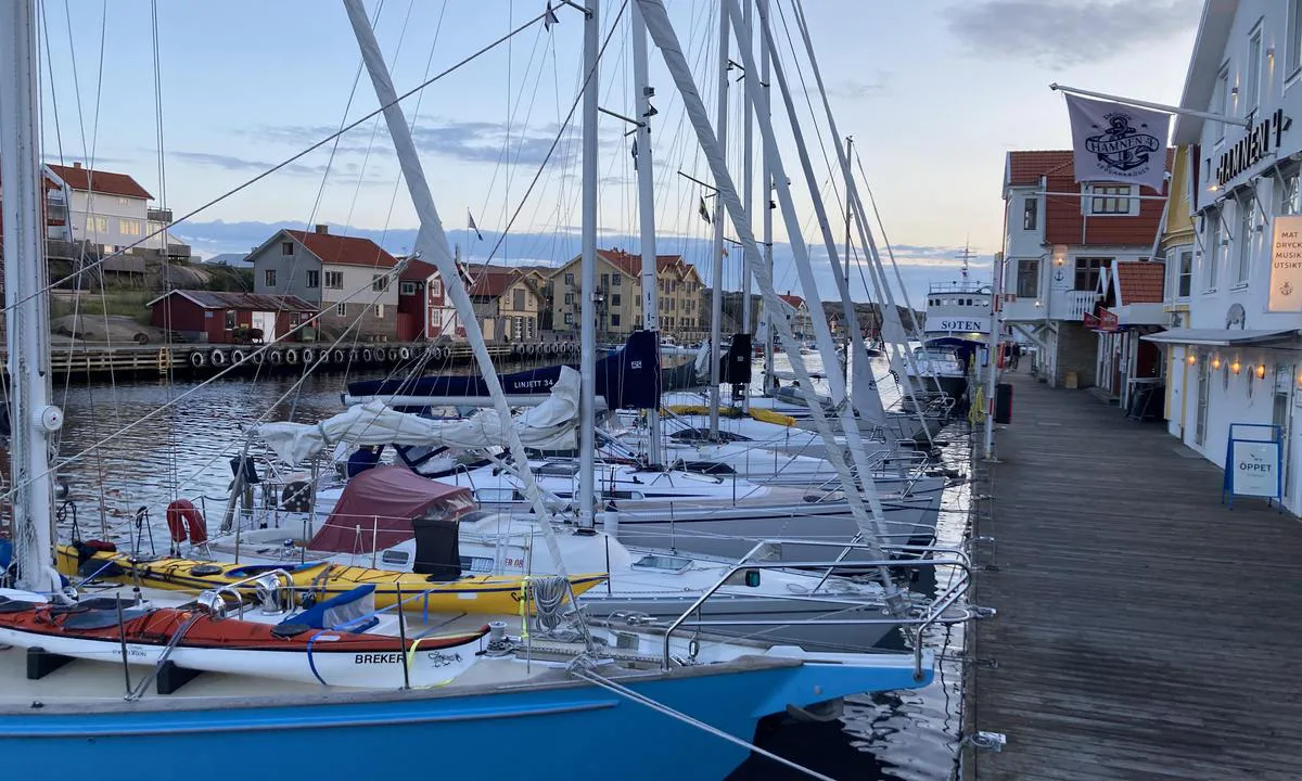 Smögen: {"base": "en", "no": "Situasjonen ved Hammen 4. Baren er veldig st\u00f8yende til sent.", "se": "Situationen vid Hammen 4. Baren \u00e4r mycket bullrig till sent.", "en": "Situation at Hammen 4. The bar is very noisy till late.", "da": "Situationen ved Hammen 4. Baren er meget st\u00f8jende til sent."}