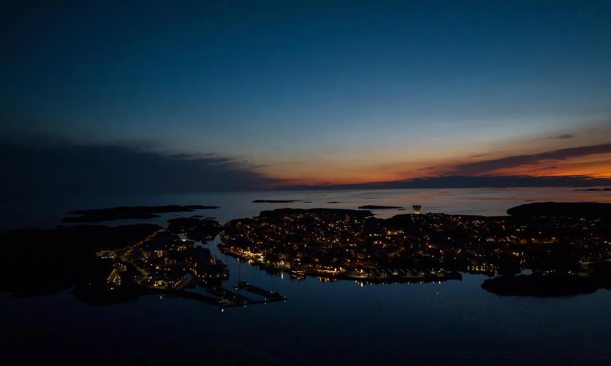 Smögen: {"base": "se", "no": "Sm\u00f6gen om natten", "se": "Sm\u00f6gen by night", "en": "Sm\u00f6gen by night", "da": "Sm\u00f6gen om natten", "fr": "Sm\u00f6gen la nuit", "de": "Sm\u00f6gen bei Nacht", "es": "Sm\u00f6gen de noche", "it": "Sm\u00f6gen di notte", "pt": "Sm\u00f6gen \u00e0 noite", "nl": "Sm\u00f6gen bij nacht", "pl": "Sm\u00f6gen noc\u0105", "uk": "\u0421\u043c\u044c\u043e\u0433\u0435\u043d \u0432\u043d\u043e\u0447\u0456", "ro": "Sm\u00f6gen pe timp de noapte", "tr": "<i>Sm\u00f6gen by night</i>", "el": "\u03a3\u03bc\u03cc\u03b3\u03ba\u03b5\u03bd \u03c4\u03b7 \u03bd\u03cd\u03c7\u03c4\u03b1", "cs": "Sm\u00f6gen v noci", "hu": "Sm\u00f6gen \u00e9jszaka", "fi": "Sm\u00f6gen y\u00f6ll\u00e4", "bg": "\u0421\u043c\u0451\u0433\u0435\u043d \u043f\u0440\u0435\u0437 \u043d\u043e\u0449\u0442\u0430", "sr": "\u0421\u043c\u0435\u0433\u0435\u043d \u043d\u043e\u045b\u0443", "et": "Sm\u00f6gen \u00f6\u00f6sel", "lv": "Sm\u0113gena nakt\u012b", "lt": "Sm\u00f6gen nakt\u012f"}