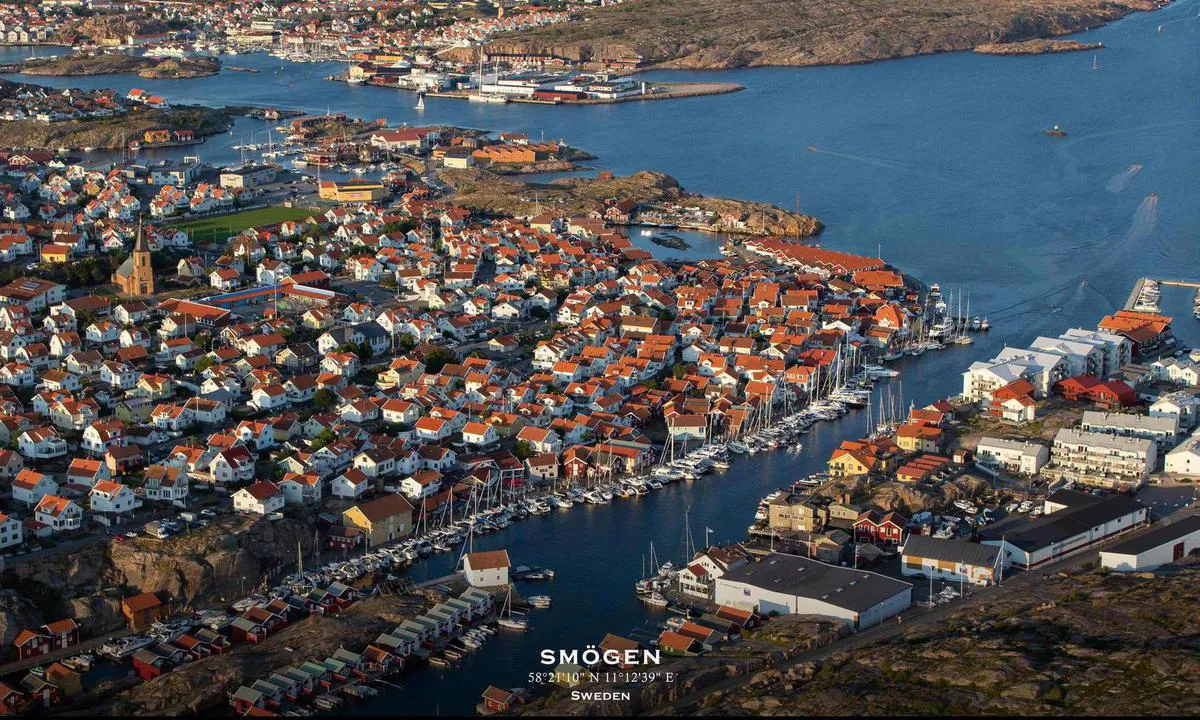 Smögen: {"base": "en", "no": "Flyfoto av Sm\u00f6gen. Presentert i samarbeid med fotoflyg.se. Du kan bestille dette som en innrammet utskrift p\u00e5 deres nettside (lenke nedenfor). Bruk koden \"harbourmaps\" for \u00e5 f\u00e5 10% rabatt", "se": "Flygfoto av Sm\u00f6gen. Presenteras i samarbete med fotoflyg.se. Du kan best\u00e4lla detta som en inramad tryck p\u00e5 deras webbplats (l\u00e4nk nedan). Anv\u00e4nd koden 'harbourmaps' f\u00f6r att f\u00e5 10% rabatt", "en": "Aerial photo of Sm\u00f6gen. Presented in cooperation with fotoflyg.se. You can order this as a framed print on their website (link below). Use code \"harbourmaps\" to get a 10% rebate", "da": "Luftfoto af Sm\u00f6gen. Pr\u00e6senteret i samarbejde med fotoflyg.se. Du kan bestille dette som en indrammet print p\u00e5 deres hjemmeside (link nedenfor). Brug koden \"harbourmaps\" for at f\u00e5 10% rabat"}
