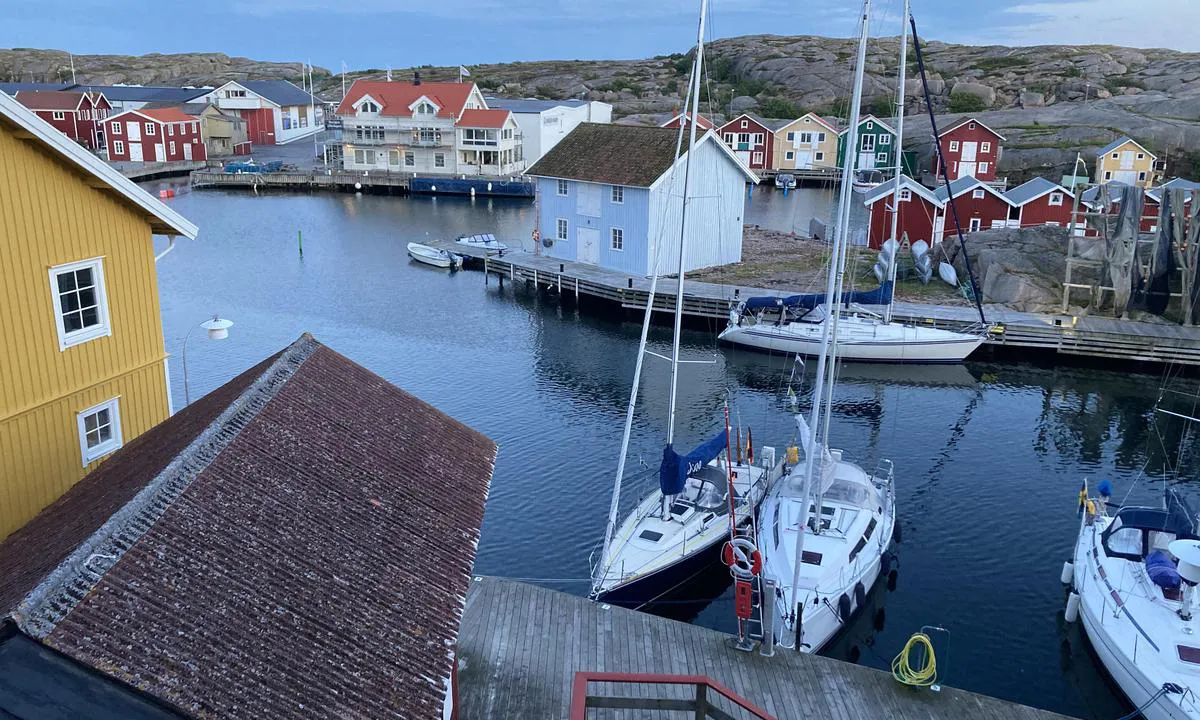 Smögen: {"base": "en", "no": "Lenger inne vil det v\u00e6re roligere om kvelden enn rundt Hammen 4.", "se": "L\u00e4ngre in kommer det att vara lugnare p\u00e5 kv\u00e4llen \u00e4n runt Hammen 4.", "en": "Further inside it will be more quiet in the evening than around Hammen 4.", "da": "L\u00e6ngere inde vil det v\u00e6re mere roligt om aftenen end omkring Hammen 4."}