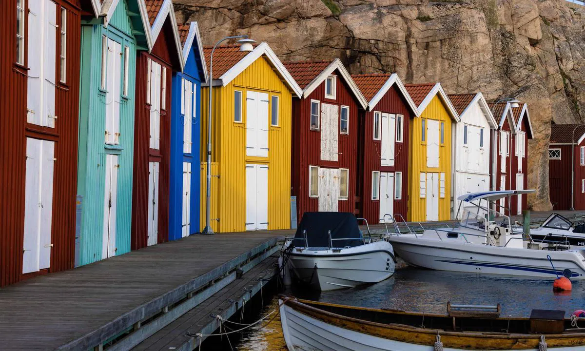 Smögen: {"base": "no", "no": "Sm\u00f6gen bryggen i fargerik prakt", "se": "Sm\u00f6gen bryggan i f\u00e4rgrik prakt", "en": "Sm\u00f6gen wharf in colorful splendor", "da": "Sm\u00f6gen bryggen i farverig prakt", "fr": "Le quai de Sm\u00f6gen dans une splendeur color\u00e9e", "de": "Der Steg von Sm\u00f6gen in farbenfrohem Glanz", "es": "El muelle de Sm\u00f6gen en una colorida exhibici\u00f3n", "it": "Il molo di Sm\u00f6gen in un vivace splendore", "pt": "O cais de Sm\u00f6gen em espl\u00eandido colorido", "nl": "De haven van Sm\u00f6gen in kleurrijke pracht", "pl": "Bryggen w Sm\u00f6gen w kolorowym splendorze", "uk": "\u0421\u043c\u044c\u043e\u0433\u0435\u043d \u043f\u0440\u0438\u0447\u0430\u043b \u0443 \u043a\u043e\u043b\u043e\u0440\u0438\u0442\u043d\u0456\u0439 \u043f\u0438\u0448\u043d\u043e\u0441\u0442\u0456", "ro": "Cheiul Sm\u00f6gen \u00een splendoare colorat\u0103", "tr": "Rengarenk ihti\u015fam\u0131yla Sm\u00f6gen iskelesi", "el": "\u0397 \u03c0\u03c1\u03bf\u03b2\u03bb\u03ae\u03c4\u03b1 Sm\u00f6gen \u03c3\u03b5 \u03c0\u03bf\u03bb\u03cd\u03c7\u03c1\u03c9\u03bc\u03b7 \u03bc\u03b5\u03b3\u03b1\u03bb\u03bf\u03c0\u03c1\u03ad\u03c0\u03b5\u03b9\u03b1", "cs": "Sm\u00f6gen p\u0159\u00edstavi\u0161t\u011b v barevn\u00e9 kr\u00e1se", "hu": "Sm\u00f6gen m\u00f3l\u00f3 sz\u00ednes pomp\u00e1ban", "fi": "Sm\u00f6genin laituri v\u00e4rikk\u00e4\u00e4ss\u00e4 loistossaan", "bg": "\u041f\u0440\u0438\u0441\u0442\u0430\u043d\u0438\u0449\u0435 \u0421\u043c\u0435\u0433\u0435\u043d \u0432 \u0446\u0432\u0435\u0442\u043d\u043e \u0432\u0435\u043b\u0438\u043a\u043e\u043b\u0435\u043f\u0438\u0435", "sr": "\u0421\u043c\u0451\u0433\u0435\u043d \u043f\u0440\u0438\u0441\u0442\u0430\u043d \u0443 \u0436\u0438\u0432\u043e\u043f\u0438\u0441\u043d\u043e\u043c \u0440\u0430\u0441\u043a\u043e\u0448\u0443", "et": "Sm\u00f6gen sild v\u00e4rvikas hiilguses", "lv": "Sm\u00f6gen piest\u0101tne kr\u0101\u0161\u0146\u0101 spo\u017eum\u0101", "lt": "Sm\u00f6gen prieplauka spalvingoje puo\u0161yboje"}