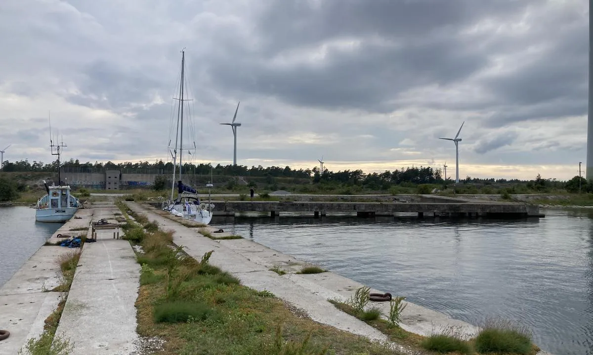 Smöjen: {"base": "en", "no": "L-formet brygge.", "se": "L-formad pir.", "en": "L-shaped pier.", "da": "L-formet mole."}