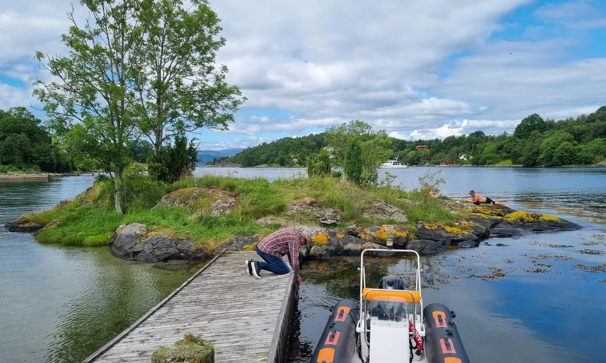 Snilstveitøy - Rosendal: Brygge over til øy med badeplass