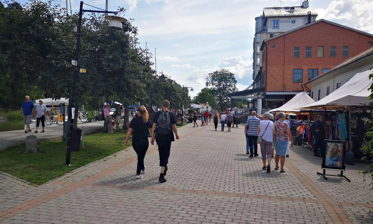 Söderköping - Kanalhamnen: {"base": "de", "no": "Havnpromenade", "se": "Hamnpromenad", "en": "Harbor Promenade", "da": "Havn Promenade", "fr": "Promenade du port", "de": "Hafen Promenade", "es": "Paseo del Puerto", "it": "Promenade del porto", "pt": "Promenade do Porto", "nl": "Haven Promenade", "pl": "Promenada portowa", "uk": "\u041f\u0440\u0438\u0441\u0442\u0430\u043d\u044c \u041d\u0430\u0431\u0435\u0440\u0435\u0436\u043d\u043e\u0457", "ro": "Promenada Portului", "tr": "Liman Promenade", "el": "\u03a0\u03c1\u03bf\u03ba\u03c5\u03bc\u03b1\u03af\u03b1 \u03bb\u03b9\u03bc\u03b1\u03bd\u03b9\u03bf\u03cd", "cs": "P\u0159\u00edstavn\u00ed promen\u00e1da", "hu": "Kik\u00f6t\u0151 s\u00e9t\u00e1ny", "fi": "Sataman Promenade", "bg": "\u041f\u0440\u0438\u0441\u0442\u0430\u043d\u0438\u0449\u043d\u0430 \u043f\u0440\u043e\u043c\u0435\u043d\u0430\u0434\u0430", "sr": "\u041f\u0440\u0438\u0441\u0442\u0430\u043d\u0438\u0448\u043d\u0430 \u043f\u0440\u043e\u043c\u0435\u043d\u0430\u0434a", "et": "Sadama Promenaad", "lv": "Ostas promen\u0101de", "lt": "Uosto Promenada"}