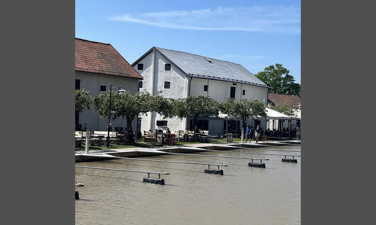 Söderköping - Kanalhamnen: Deler av gjestehavnen sett fra båten i det vi passerte