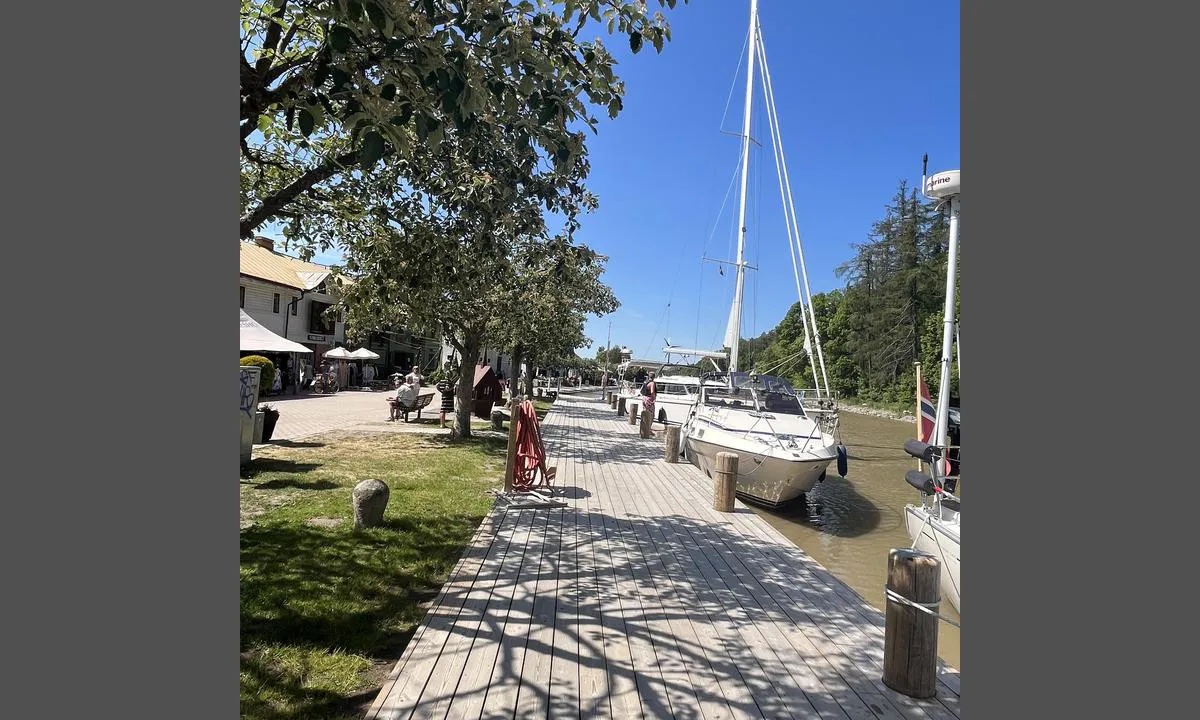 Söderköping - Kanalhamnen: Nydelig havn langs kanalen og midt i byen
