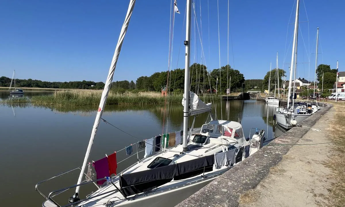Söderköping - Storån: {"base": "no", "no": "Havn i Mem der G\u00f8takanal starter / ender. Grei havn, men har ikke vann. Litt langt til dusj / vaskemaskin. Servicebygget er felles med havnen p\u00e5 oppsiden av slusen. Ligger et spisested / pensjonat ved \u00f8vre havn, men opplevde at de hadde noks\u00e5 begrenset \u00e5pningstid da vi var der i lav-/ mellom-sesong.\r\nSykkelutleie p\u00e5 pensjonatet. Kun 6km \u00e5 sykle til S\u00f8derk\u00f8ping. \r\nLitt h\u00f8y kai og begrenset med bolter i nedre havn. Ellers en naturskj\u00f8nn plass med tamme ender og hav\u00f8rn som seiler forbi.", "se": "Hamn i Mem d\u00e4r G\u00f6ta kanal b\u00f6rjar / slutar. Trevlig hamn, men har inte vatten. Lite l\u00e5ngt till dusch / tv\u00e4ttmaskin. Servicebyggnaden \u00e4r gemensam med hamnen ovanf\u00f6r slussen. Det ligger en restaurang / pensionat vid \u00f6vre hamnen, men vi upplevde att de hade ganska begr\u00e4nsade \u00f6ppettider n\u00e4r vi var d\u00e4r under l\u00e5g- / mellans\u00e4song.<br> Cykeluthyrning p\u00e5 pensionatet. Endast 6 km att cykla till S\u00f6derk\u00f6ping.<br> Lite h\u00f6g kaj och begr\u00e4nsat med bultar i nedre hamnen. Annars en natursk\u00f6n plats med tama \u00e4nder och havs\u00f6rn som seglar f\u00f6rbi.", "en": "Harbor in Mem where the G\u00f6ta Canal starts/ends. Decent harbor, but no water. A bit far to the shower/washing machine. The service building is shared with the harbor on the other side of the lock. There is a restaurant/guesthouse by the upper harbor, but we experienced that their opening hours were quite limited when we were there in the off-/mid-season. Bike rental at the guesthouse. Only 6km to cycle to S\u00f6derk\u00f6ping. A bit high quay and limited bolts in the lower harbor. Otherwise, a scenic spot with tame ducks and sea eagles sailing by.", "da": "Havn i Mem hvor G\u00f6ta kanal starter/slutter. Fin havn, men har ikke vand. Lidt langt til bruser/vaskemaskine. Servicebygningen deles med havnen p\u00e5 den anden side af slusen. Der ligger et spisested/pensionat ved den \u00f8vre havn, men vi oplevede, at de havde ret begr\u00e6nsede \u00e5bningstider da vi var der i lav-/mellem-s\u00e6sonen.<br> Cykeludlejning p\u00e5 pensionatet. Kun 6 km at cykle til S\u00f6derk\u00f6ping.<br> Lidt h\u00f8j kaj og begr\u00e6nset med fort\u00f8jningsbolte i den nedre havn. Ellers et natursk\u00f8nt sted med tamme \u00e6nder og hav\u00f8rne, der sejler forbi."}