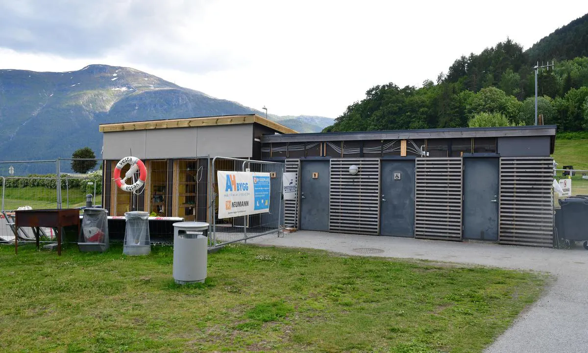 Sogndal: {"base": "no", "no": "Toalett.  Dusjar under bygging (juni 24)", "se": "Toalett. Duschar under byggnation (juni 24)", "en": "Toilet. Showers under construction (June 24)", "da": "Toilet. Bruser under opf\u00f8relse (juni 24)"}