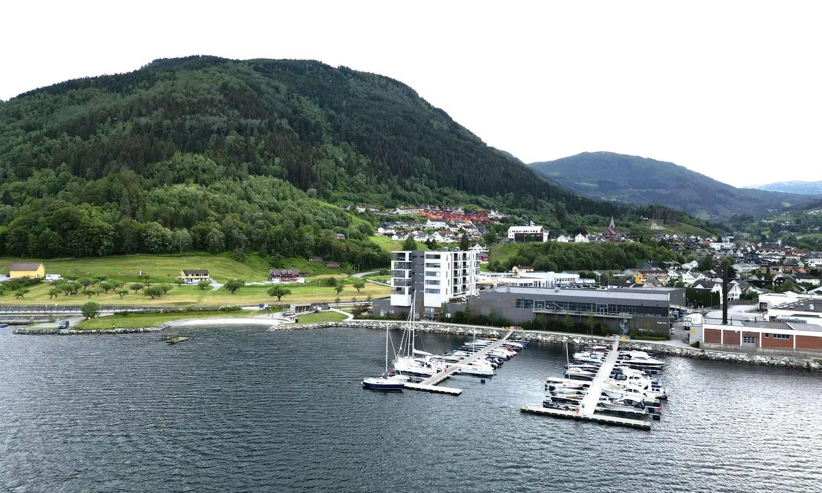 Sogndal: {"base": "no", "no": "Gjesteplasser p\u00e5 utsida av dei to betongflytebryggene p\u00e5enden av pir", "se": "G\u00e4stplatser p\u00e5 utsidan av de tv\u00e5 betongflytbryggorna p\u00e5 \u00e4nden av piren", "en": "Guest berths on the outside of the two concrete floating piers at the end of the pier", "da": "G\u00e6stepladser p\u00e5 ydersiden af de to betonflydebroer for enden af molen"}