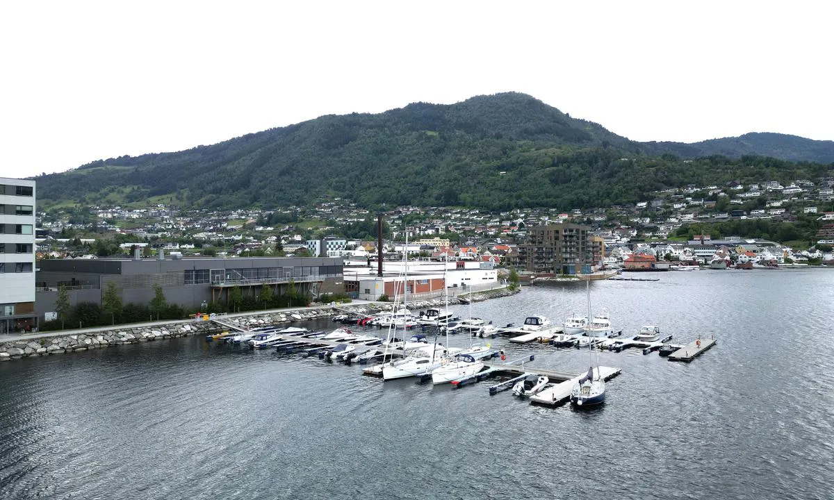 {"base": "no", "no": "P\u00e5 landsida kloss i gjestekaien er det eit kj\u00f8pesenter med ma apotek, og daglegvarebutikk. Gangveg langs sj\u00f8en inn til Sogndal sentrum", "se": "P\u00e5 landsidan precis vid g\u00e4stkajen finns ett k\u00f6pcentrum med bland annat apotek och livsmedelsaff\u00e4r. G\u00e5ngv\u00e4g l\u00e4ngs sj\u00f6n in till Sogndals centrum.", "en": "On the land side, right next to the guest quay, there is a shopping center with a pharmacy and a grocery store. There is a walking path along the sea into the Sogndal town center.", "da": "P\u00e5 landsiden t\u00e6t ved g\u00e6stekaien er der et storcenter med bl.a. apotek og dagligvarebutik. G\u00e5sti langs vandet ind til Sogndal centrum"}