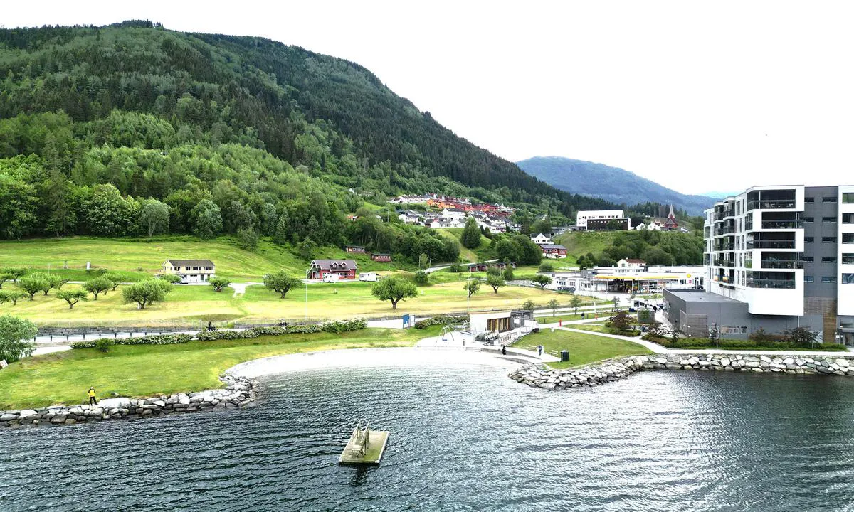 Sogndal: {"base": "no", "no": "Badelagune med stupet\u00e5rn", "se": "Badlagun med hopptorn", "en": "Swimming lagoon with diving tower", "da": "Badelagune med udspringst\u00e5rn"}
