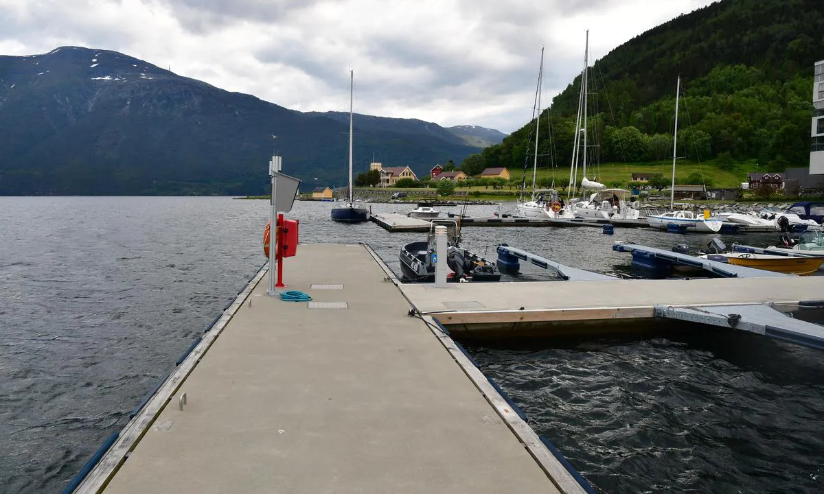 {"base": "no", "no": "Gjestebrygge Sogndal", "se": "G\u00e4stbrygga Sogndal", "en": "Guest Pier Sogndal", "da": "G\u00e6stebro Sogndal"}