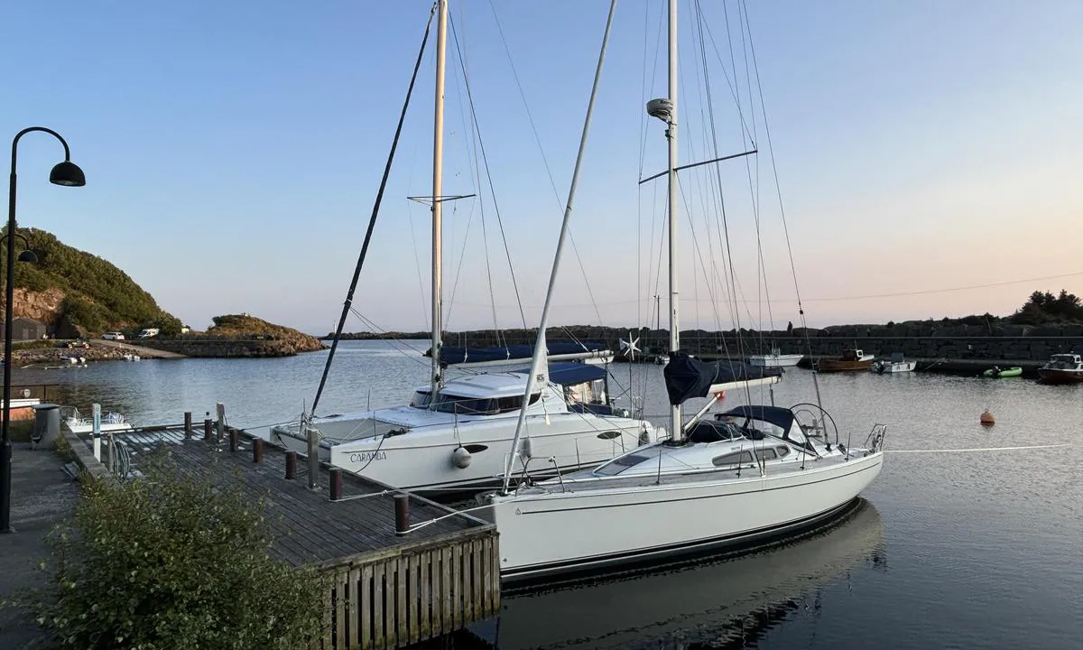 Sogndalsstrand: {"base": "no", "no": "4 b\u00f8yer lagt ut, fort\u00f8yning mot kai.  Plass til 4-5 b\u00e5ter.", "se": "4 bojar utlagda, f\u00f6rt\u00f6jning mot kaj. Plats f\u00f6r 4-5 b\u00e5tar.", "en": "4 buoys laid out, mooring against the quay. Space for 4-5 boats.", "da": "4 b\u00f8jer lagt ud, fort\u00f8jning mod kaj. Plads til 4-5 b\u00e5de."}