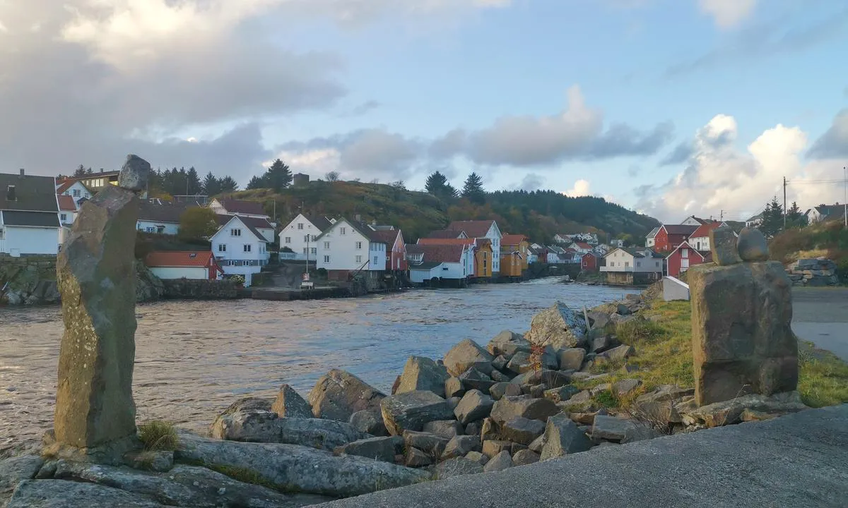 {"base": "no", "no": "Kveldsstemning i Sogndalsstrand.", "se": "Kv\u00e4llsst\u00e4mning i Sogndalsstrand.", "en": "Evening atmosphere in Sogndalsstrand.", "da": "Aftenstemning i Sogndalsstrand."}