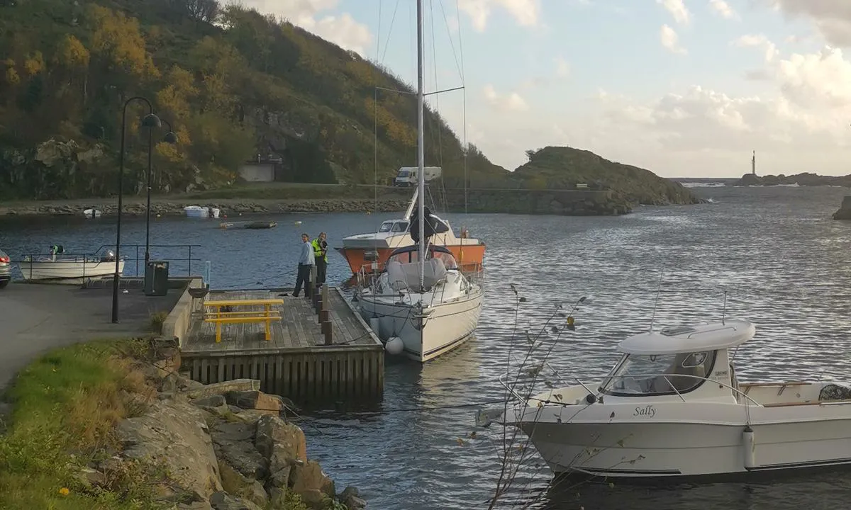 Sogndalsstrand: {"base": "no", "no": "Liten trekai.", "se": "Liten tr\ufffdbrygga.", "en": "Small wooden pier.", "da": "Lille tr\u00e6bro."}