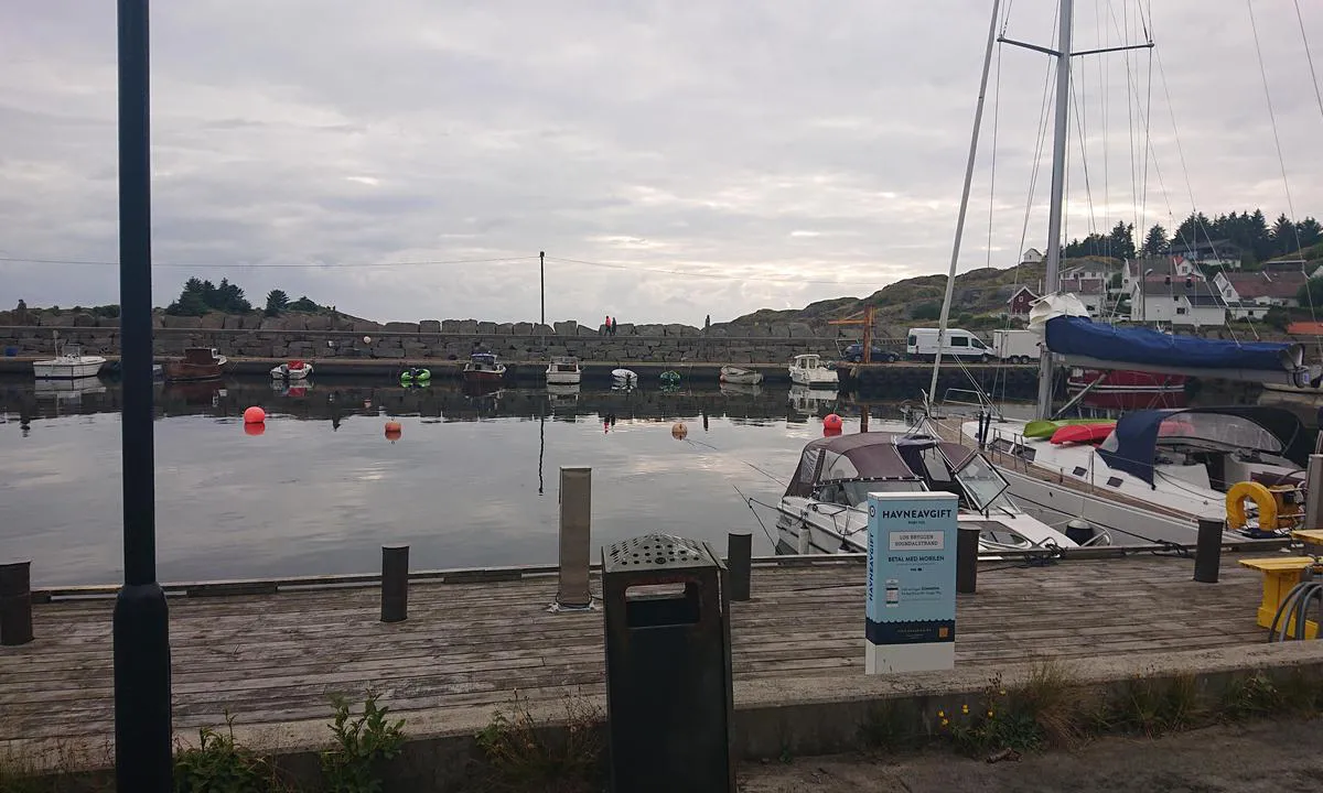 Sogndalsstrand: {"base": "no", "no": "Pr.august 2022 er det lagt ut b\u00f8yer (4) slik at man ogs\u00e5 kan fort\u00f8ye baug/hekk inn ved behov.", "se": "Fr.o.m. augusti 2022 har fyra bojar lagts ut s\u00e5 att man ocks\u00e5 kan f\u00f6rt\u00f6ja f\u00f6ren eller aktern vid behov.", "en": "As of August 2022, buoys (4) have been laid out so that you can also moor bow/stern-in as needed.", "da": "Pr. august 2022 er der lagt ud b\u00f8jer (4) s\u00e5ledes at man ogs\u00e5 kan fort\u00f8je st\u00e6vn/agter ind ved behov."}