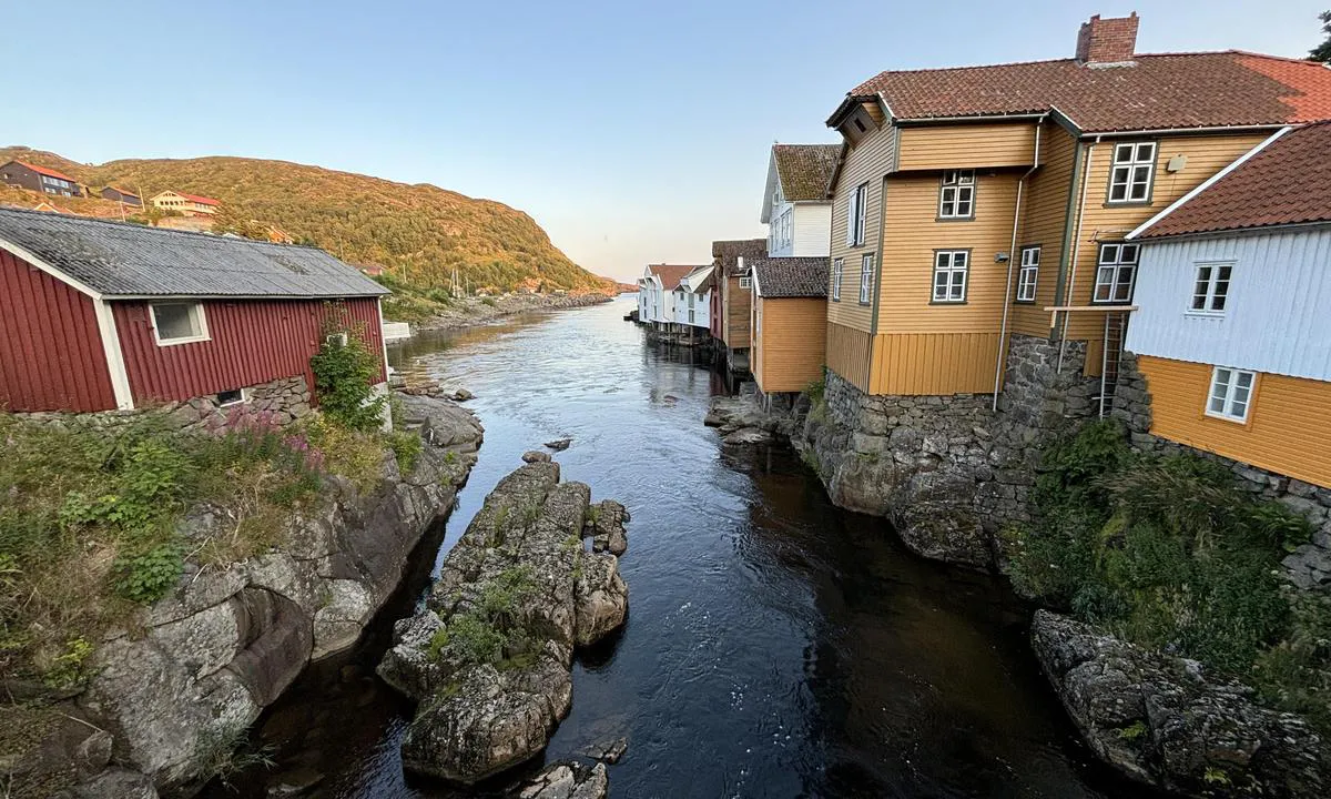 Sogndalsstrand: {"base": "no", "no": "Nydelig plass, med spennende historie.", "se": "Underbar plats, med sp\u00e4nnande historia.", "en": "Beautiful place with exciting history.", "da": "Dejligt sted med sp\u00e6ndende historie."}