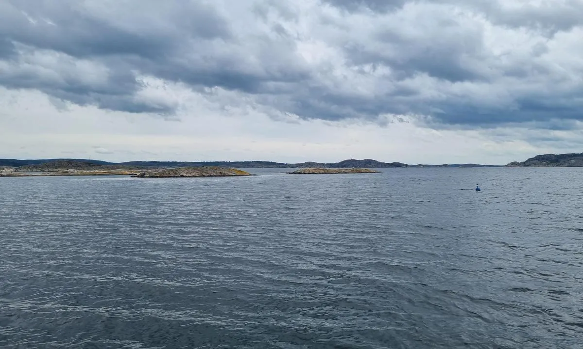 Söholmen Instön - SXK Västkust bouy: {"base": "no", "no": "Flere b\u00f8yer utover", "se": "Flera bojar l\u00e4ngre ut", "en": "Several buoys further out", "da": "Flere b\u00f8jer udeover"}